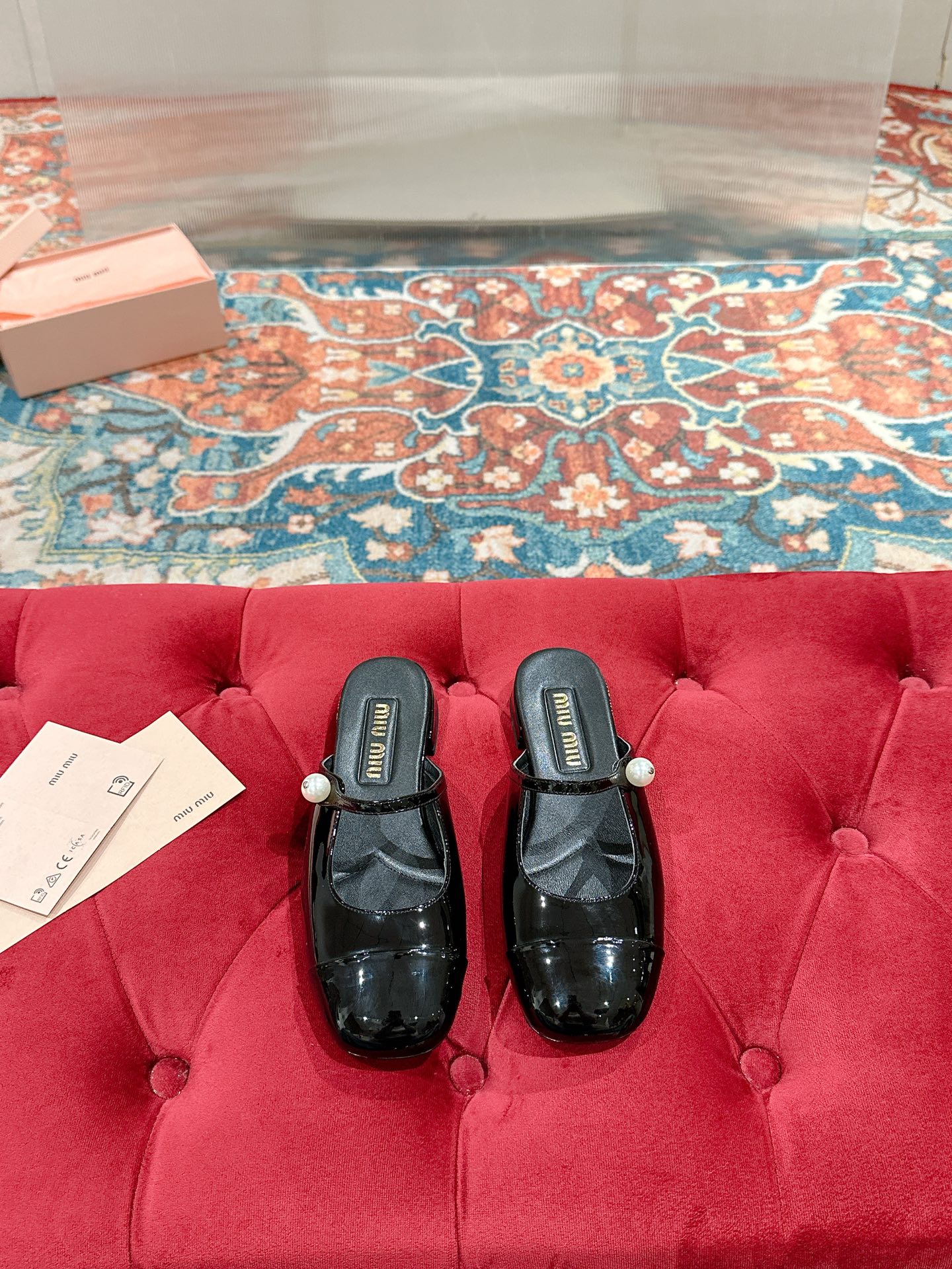 NO:236209,Miu Miu | Miu Miu 25/early spring new product, the counter focuses on the latest catwalk style, pearl buckle retro Mary Zhen thick heel shoes, Miao family high-quality products, top-level craftsmanship creates a sense of precision quality, invincible comfort, absolutely love at first sight!  Fashionable and versatile, a must-have for everyone!  Upper: Top-grade calf patent leather Inner: Imported sheepskin Outsole: Original Italian leather outsole Heel height: 4cm Size: 35-39 (40.41 custom made, non-return and exchange), semi-torque, miumiu, mary jane, sheepskin, Leather soles19860909Miu Miu | 缪缪 25/早春新品 专柜主打最新走秀款 珍珠扣复古玛丽珍粗跟单鞋 缪家高货 顶级工艺打造精品质感 无敌舒适 绝对是一见钟情款！时尚百搭,人手必备！ 鞋面:顶级头层小牛漆皮 内里:进口羊皮里 大底:原版意大利真皮大底 跟高:4cm Size:35-39(40.41定制 不退换）,半拖,miumiu,mary jane,sheepskin,Leather soles,Women's Shoes