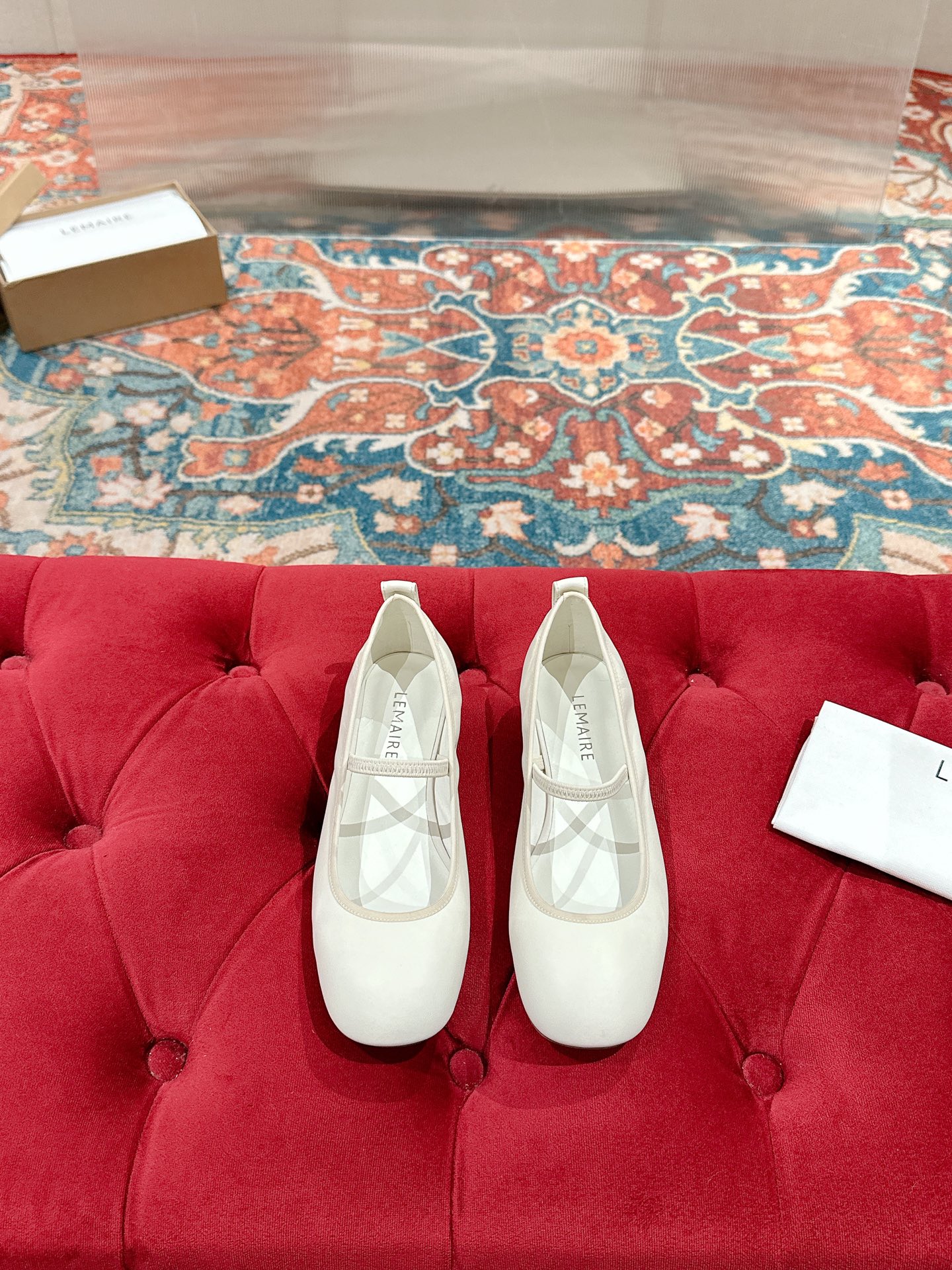 NO:236199,25ss early spring new round-toe Mary Jane single-shoe grandma shoes. The latest lemaire style that focuses on making beautiful shoes. This one has a somewhat minimalist style!  It is more in line with daily life, with round and full toes and delicate shoe shapes with simple lines, and the overall feeling is very tender!  There is also a trace of ballet metaphor inside!  There are two heights to choose from~ Material: Sheepskin Inner: Sheepskin Heel height: 1.5cm Outsole: genuine leather outsole Size: 35-39 (40.41 custom made, no return or exchange), single shoes, mary jane, sheepskin, Leather soles1986090925ss早春新款圆头玛丽珍单鞋奶奶鞋 专注做美鞋的lemaire最新款,这款走的有一些的极简主义风格！更贴合日常生活,圆又饱满的鞋头,搭配线条简单的秀气鞋型,整体就有了一种很奶很温柔的感觉！还有一丝芭蕾风的隐喻在里面！还有两种高度可选择哦～ 材质:羊皮 内里:羊里 跟高:1.5cm 大底:真皮大底 码数:35-39（40.41定制 不退换）,单鞋,mary jane,sheepskin,Leather soles,Women's Shoes