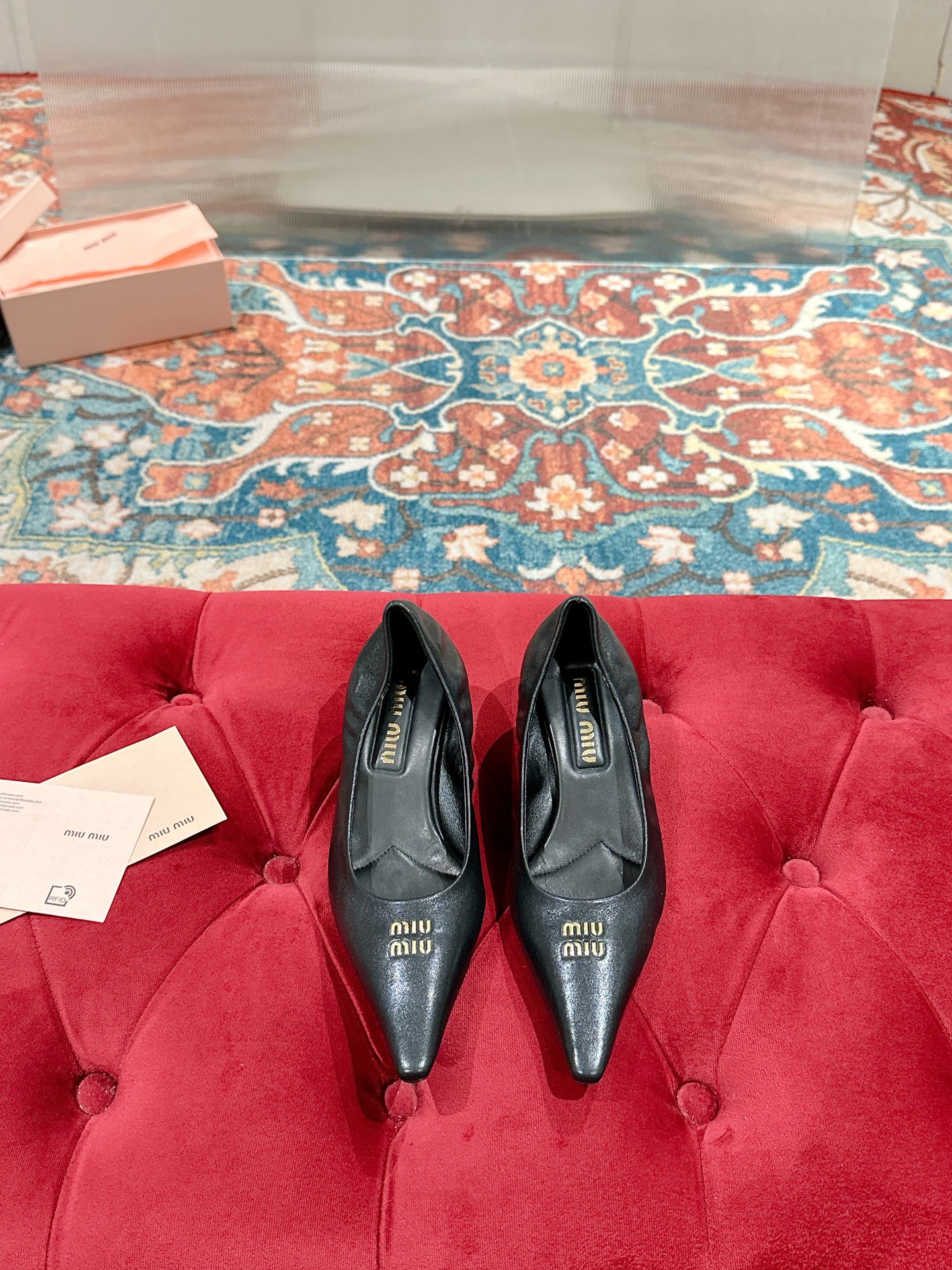 NO:236196,Miu Miu | Miu Miu 25/Early Spring New Products The counter focuses on the latest catwalk styles, single shoes, pointed toe high heels, Miao family high-quality products, top-level craftsmanship creates a sense of precision quality, invincible comfort, absolutely love at first sight!  Fashionable and versatile, a must-have for everyone!  Upper: Custom imported sheepskin Inner: Custom imported sheepskin Outsole: Original Italian leather outsole Heel height: 4cm Size: 35-39 (40.41 Customized non-return and exchange), single shoes, miumiu, high heels, sheepskin, Leather soles19860909Miu Miu | 缪缪 25/早春新品 专柜主打最新走秀款 单鞋系尖头高跟鞋 缪家高货 顶级工艺打造精品质感 无敌舒适 绝对是一见钟情款！时尚百搭,人手必备！ 鞋面:定制进口羊皮 内里:定制进口羊皮里 大底:原版意大利真皮大底 跟高:4cm Size:35-39 (40.41定制不退换）,单鞋,miumiu,high heels,sheepskin,Leather soles,Women's Shoes