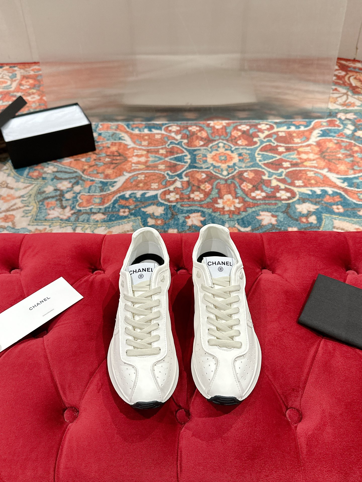 NO:236235,CHANEL classic sports shoes super internet celebrity series!  There are so many internet celebrities who are on the feet, and the counter is very popular. Chanel's world has always been a dream for girls. The simple partition design is super interpreted with multiple texture effects, and the most eye-catching LOGO double C is also very much loved. The effect is beautiful no matter how you match the feet, it looks good and the effect is completely amazing. I must recommend you to this upper Bangladeshi environmentally friendly leather, original private model TPU sole, and the color details are compared to the counter!  Zero color aberration perfectly presents, surpassing the authentic level no matter any details!  No pressure in and out of the counter: 35-40, casual shoes/sports shoes, chanel, chanel, sneakers19860909CHANEL香奈儿经典运动鞋 超级网红系！超多网红上脚,专柜超火 香奈儿的世界一直是女生梦寐以求的,简约的隔板设计 超级演绎多重质感效果,最抢眼LOGO双C也是超爱了,上脚怎么搭配都好看效果更是彻底惊艳了我一定要推荐你们入这款鞋面孟加拉环保皮 原版私模TPU大底 颜色细节均对比专柜！零色差完美呈现 无论任何细节都超越正品级！进出专柜毫无压力码数:35-40,休闲鞋/运动鞋,chanel,chanel,sneakers,Women's Shoes