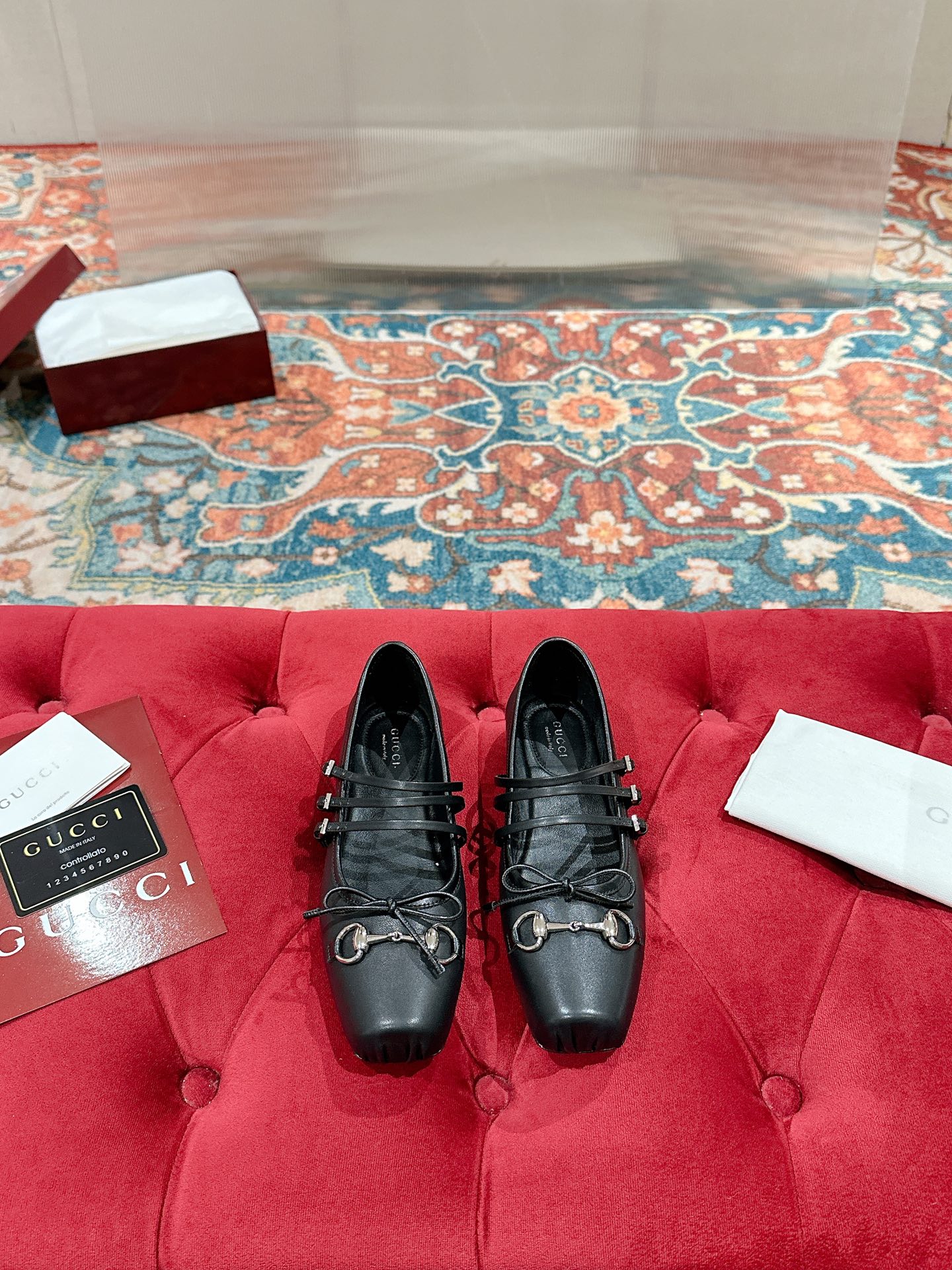 NO:236212,Gucci 2025 early spring 25 series new flat ballet shoes horse buckle new small square toe shoes, square toe design with elegant bow details, classic exquisite, elegant and playful and fashionable flat shoes, creating an excellent wearing experience. Fabric: original custom canvas/sheepskin inner/foot pad: high-end custom sheepskin lining Heel height: flat sole Outsole: Italian genuine leather sole Size: 35-39 (40.41 customization, non-return and exchange), ballet shoes, gucci, flats, sheepskin19860909Gucci 2025早春25系列新品平底芭蕾鞋马衔扣新款小方头单鞋,鞋头方形设计搭配雅致的蝴蝶结细节,经典精致优雅俏皮时髦平底鞋,打造出色的穿着体验 面料:原版定制帆布/羊皮 内里/垫脚:高端定制羊皮里 跟高:平底 大底:意大利真皮底 码数:35-39（40.41定制 不退换）,芭蕾舞鞋,gucci,flats,sheepskin,Women's Shoes