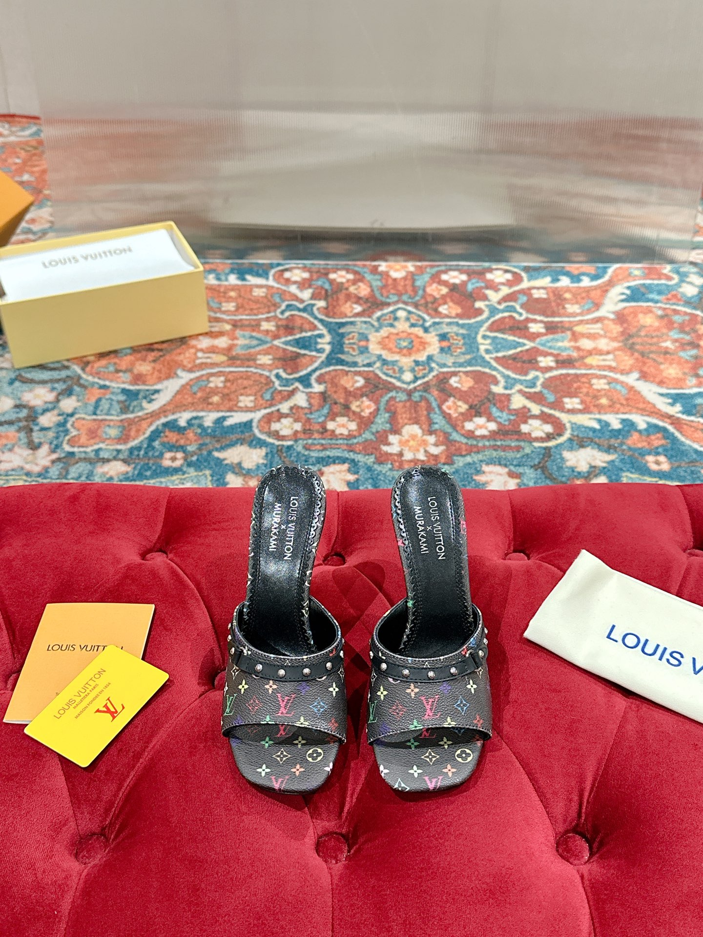 NO:236201,LV Donkey House is so beautiful that it rarely makes LV house items, but I really can't refuse these kittens!  The original version was purchased carefully and developed. The heels were customized with molds. The brown leather with presbyopia tannins is so outstanding!  The beautiful kitten heel is just right, high-end classic sexy and comfortable, full of the perfect score that summer shoes can give you, which seems like a must-have item!  Flat slippers/sandels 5.5cm and 9.5cm/hollow sandals/ballet shoes outsole: Italian leather outsole size: 35-39 (40 custom made, no return and exchange), slippers, louis vuitton, louis vuitton, louis vuitton, sandals, slippers, Leather soles19860909LV 驴家 太好看了很少做Lv家的单品 但是这双小猫跟我真的是没法拒绝啊！原版购入 用心开发 鞋跟都是开模定制 老花单宁色搭配的棕色皮质,也太出彩了！刚刚好的绝美小猫跟,高级经典性感舒适,拉满了夏日美鞋能给的满分似搭配必备单品！ 平底拖鞋/凉跟鞋5.5cm和9.5cm/中空凉鞋/芭蕾舞鞋大底:意大利真皮大底码数:35-39（40定制 不退换),拖鞋,louis vuitton,louis vuitton,louis vuitton,sandals,slippers,Leather soles,Women's Shoes