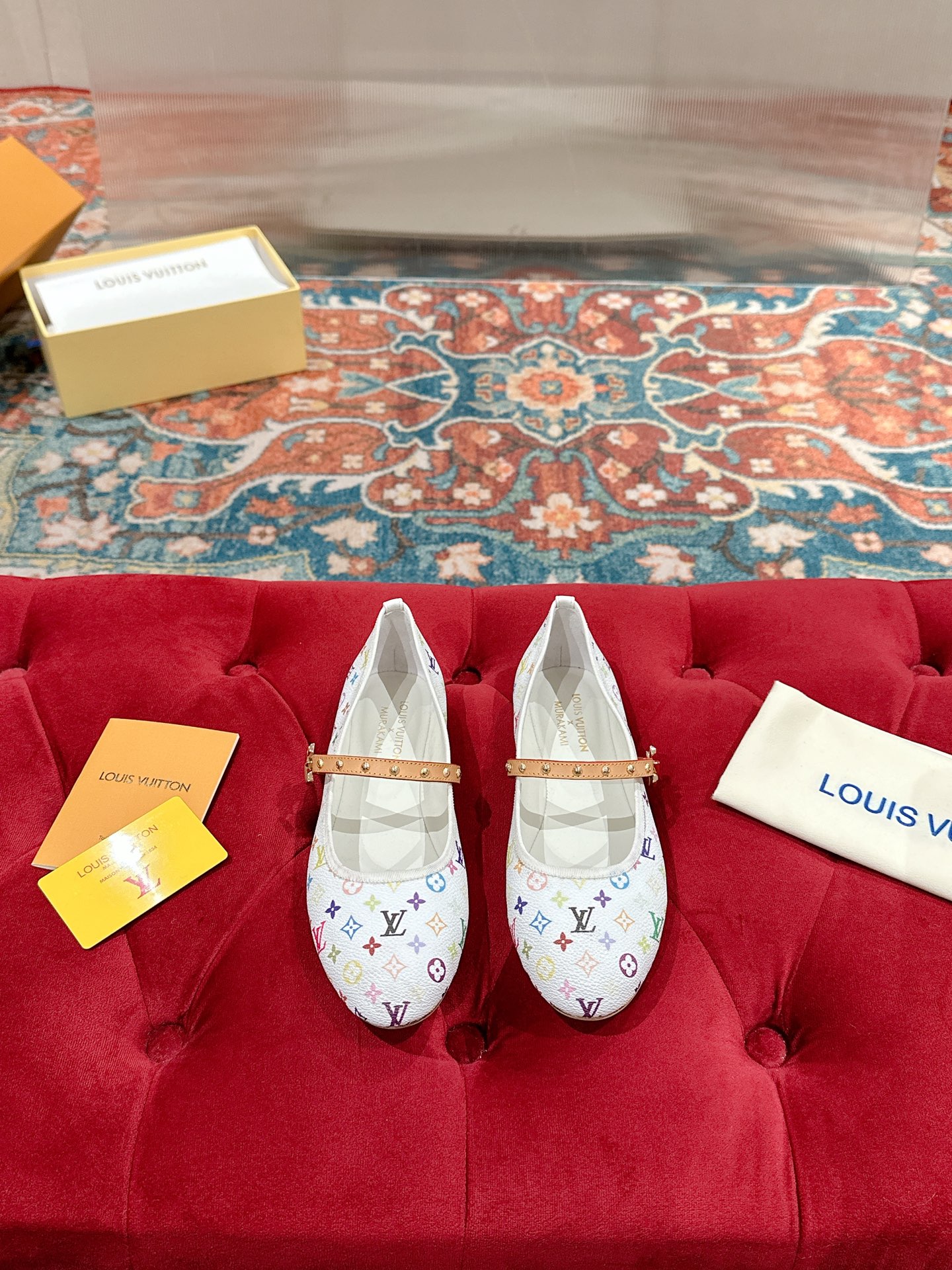 NO:236204,Louis Vuitton Spring and Summer Mary Jane Fashion Flat Shoes The most popular item on the spring and summer show. Many supermodels are simple and elegant and very versatile. The upper is made of original cowhide; full leather bag naked pure hand-sewn upper, LV hardware buckle logo embellishment. The inner is water-dyed cowhide, breathable, comfortable and wear-resistant. Italian leather outsole Size: 35-39 (40 customization, no return and exchange), single shoes, louis vuitton, louis vuitton, louis vuitton, mary jane, flats, cowhide, Leather soles19860909Louis Vuitton 路易威登春夏玛丽珍时装平底鞋 春夏秀场出镜率最高的一款单品 超多名模上脚 简约大方非常百搭 鞋面采用原版牛皮； 全皮包裸纯手工缝纫鞋面,LV五金扣标识点缀 内里采用水染牛皮,透气舒适耐磨 意大利真皮大底Size:35-39（40定制 不退换）,单鞋,louis vuitton,louis vuitton,louis vuitton,mary jane,flats,cowhide,Leather soles,Women's Shoes