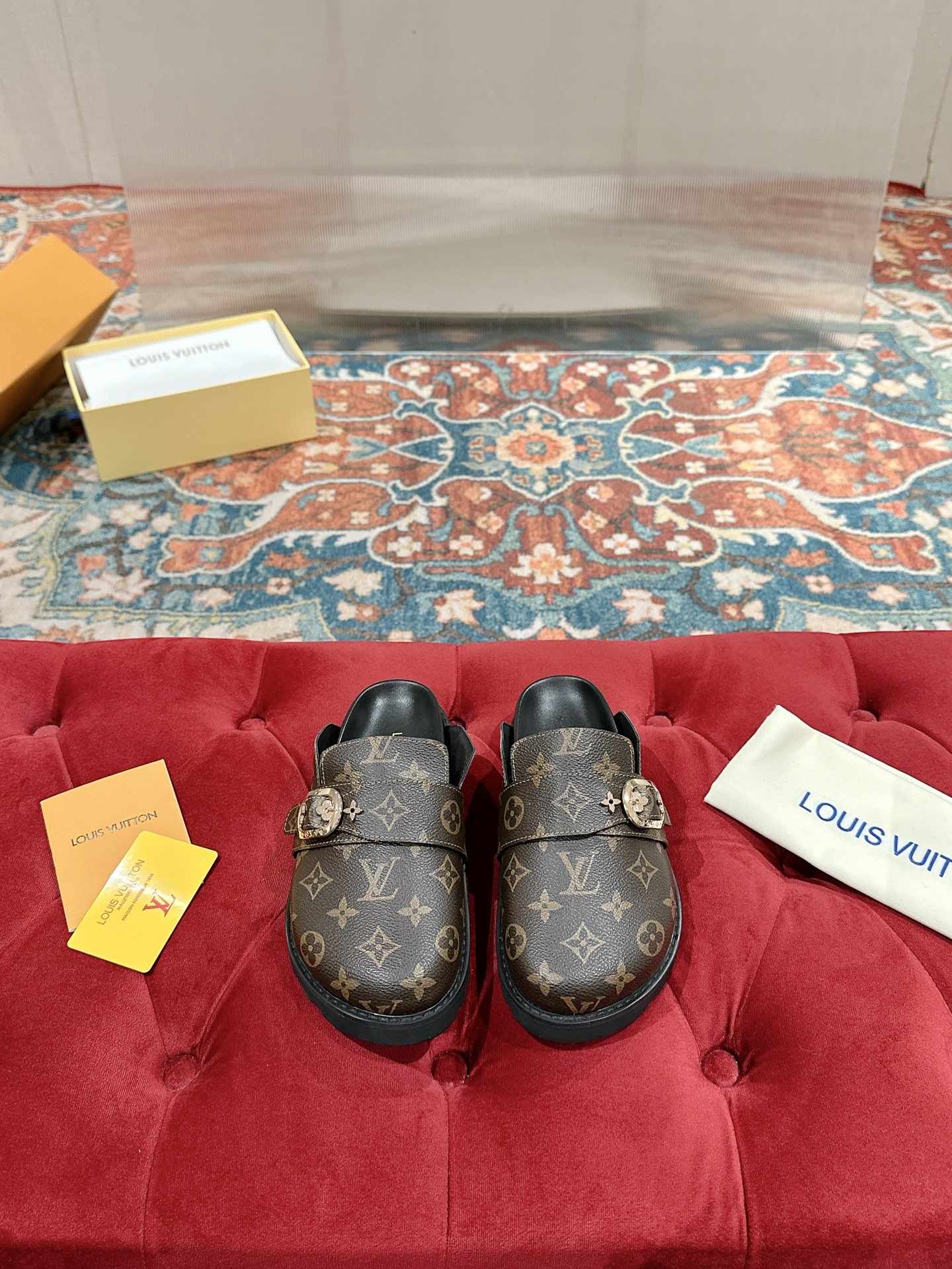 NO:236220,Female, Male LV | Louis Vuitton 25 New Products The counter is the latest model, Presbyterian Bread Muller Wool Slippers, Hard Products, New Purchase Level!  Full of high-end feeling!  A popular model from domestic and foreign bloggers, retro and fashionable, beautiful!  Official website main model★ Upper: original oxen silhouette/presby skin/densing denim outsole: original molded rubber foamed outsole Size: women 35-39 men 40-44 (women 40.41 men 45 customization, no return or exchange), semi-drag, louis vuitton, louis vuitton, slippers19860909女 男 LV | 路易威登 25 新品 专柜主打最新款 老花面包穆勒羊毛拖鞋硬货上新 代购级别！高级感十足！国内外博主刷爆的一款,复古又时髦上脚美炸了！官网主推款★ 鞋面:原版牛猄/老花皮/丹宁牛仔 大底:原版开模橡胶发泡大底 码数:女35-39 男40-44（女40.41 男45定制 不退换）,半拖,louis vuitton,louis vuitton,slippers,Women's Shoes