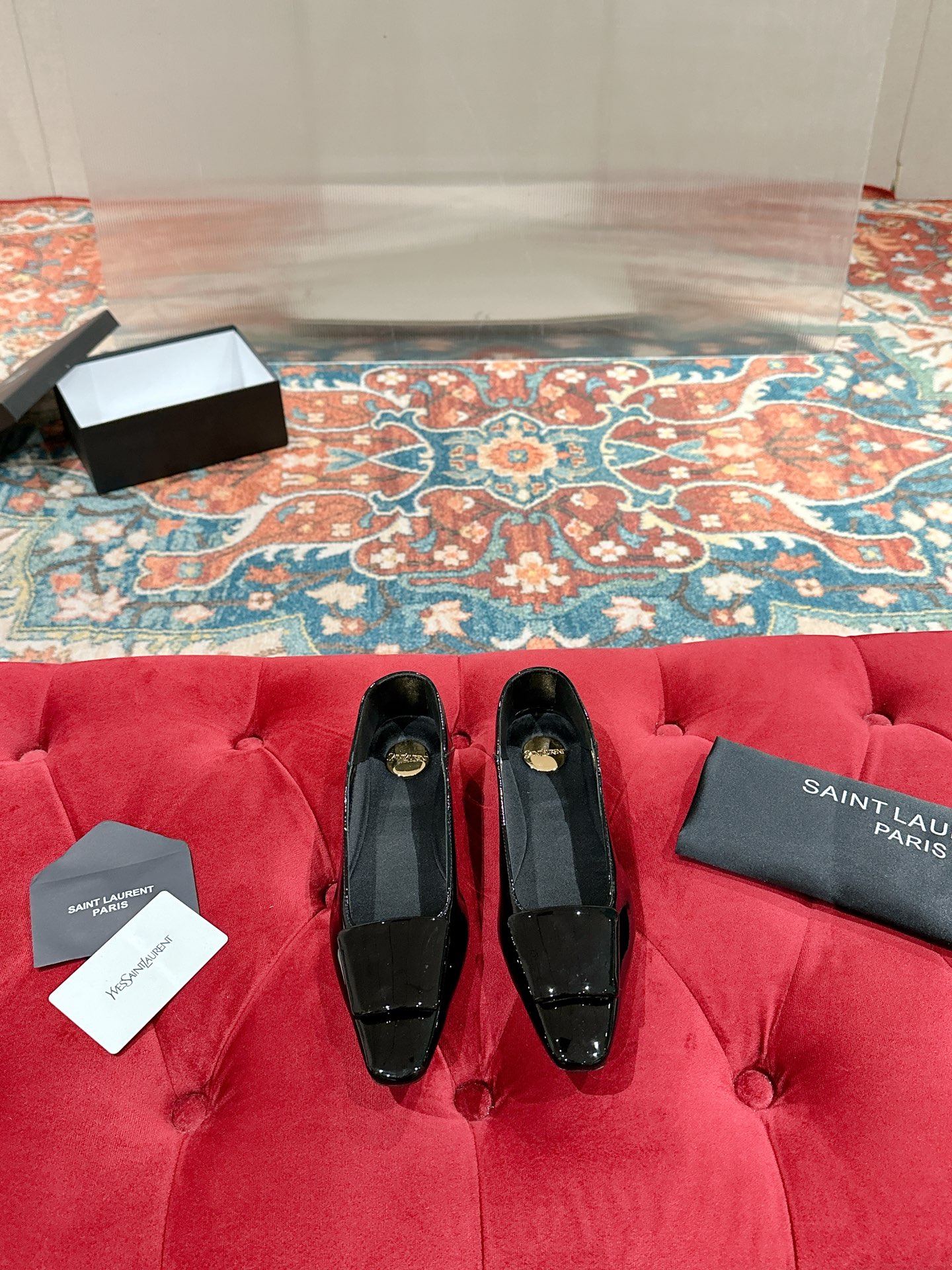 NO:236216,Top quality SAIN* LAURENT square buckle single shoes The sexy flat heel with a dazzling flat buckle embellishment of the upper adds a bit of fashionable feeling [SAIN* LAURENT] Saint Laurent YSL Original large flat buckle flat heel is super beautiful, original 1:1 mold opening, official website synchronization Fabric: original buckle patent leather Inner: imported sheepskin Sole: Italian leather outsole Heel height: 1cm Size: 35-39 (40 customization, no return and exchange), single shoes, saint laurent, saint laurent, saint laurent, sheepskin, Leather soles19860909顶级品质 SAIN* LAURENT 方扣单鞋 大方扣性感平跟搭配有亮眼的大方扣点缀鞋面增添了几分时髦感【SAIN* LAURENT】圣罗兰YSL 原版大方扣平跟上脚超美,原版1:1开模,官网同步 面料:原版牛漆皮 内里:进口羊皮 鞋底:意大利真皮大底 跟高:1cm Size:35-39（40定制 不退换）,单鞋,saint laurent,saint laurent,saint laurent,sheepskin,Leather soles,Women's Shoes