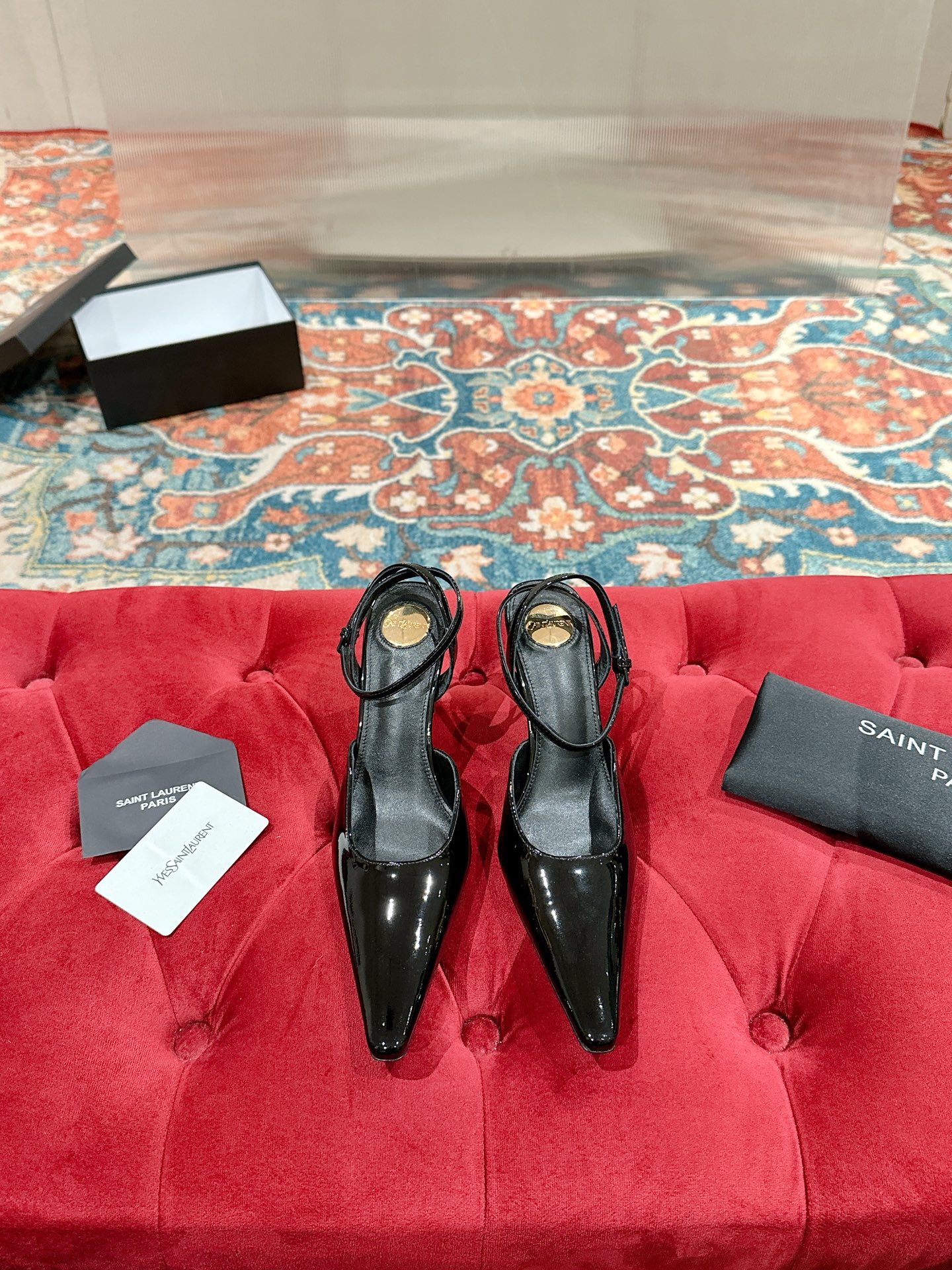 NO:236219,The new spring and summer style has been released. The sexy high heels with a bright and elegant buckle embellishment of the upper adds a bit of fashion. ———————【SAIN* LAURENT】Saint Laurent YSL original generous buckle flat heel is super beautiful, the original 1:1 mold opening, official website synchronization Fabric: original ox patent leather Inner: imported sheepskin Sole: Italian leather outsole Heel height: 7cm Size: 35-39 (40 customization, no return and exchange), sandals, saint laurent, saint laurent, saint laurent, saint laurent, sandals, sheepskin, Leather soles19860909春夏新款已出SAIN* LAURENT尖头性感大方扣性感高跟搭配有亮眼的大方扣点缀鞋面增添了几分时髦感 ——————————【SAIN* LAURENT】圣罗兰YSL 原版大方扣平跟上脚超美,原版1:1开模,官网同步 面料:原版牛漆皮 内里:进口羊皮 鞋底:意大利真皮大底 跟高:7cm Size:35-39（40定制 不退换）,凉鞋,saint laurent,saint laurent,saint laurent,sandals,sheepskin,Leather soles,Women's Shoes