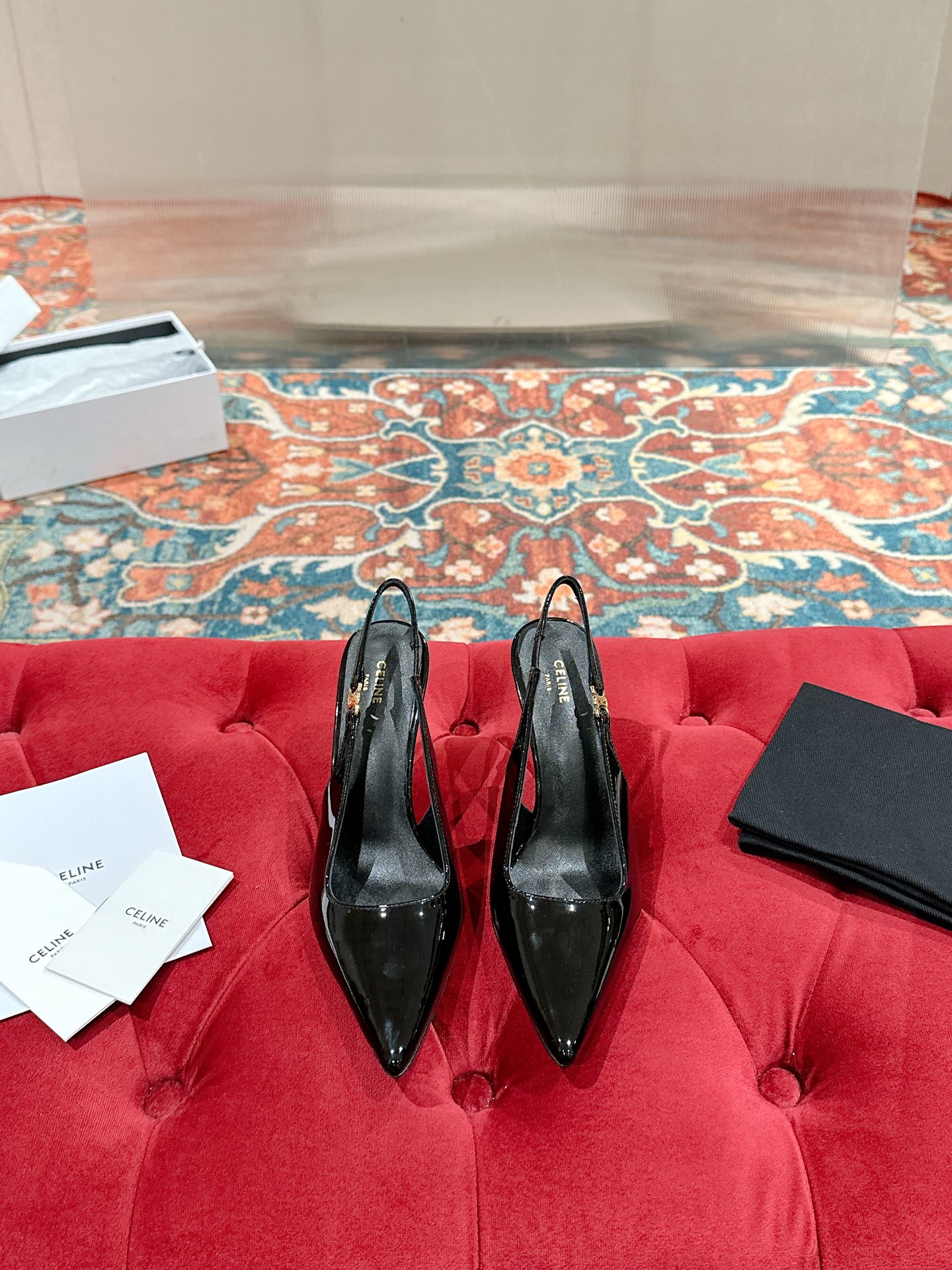 NO:236207,Celine Silin Spring and Summer Arc de Triomphe Fashion High Heels Soft revealing design, the foot is really super slim and super beautiful. C home specific exquisite Arc de Triomphe logo is good to see. Upper: original cow patent leather Inner: custom sheepskin Outsole: Italian real cow leather sole Heel height: 9cm Size: 35-39 (40 customization, no return and exchange), sandals, celine, chanel, sandals, high heels, cowhide, sheepskin19860909Celine思琳春夏凯旋门时装高跟鞋 柔美的露脚设计, 上脚真的超级显瘦超级美 C家特定的精致凯旋门logo 好看到爆 鞋面:原版牛漆皮 内里:定制羊皮 大底:意大利真牛皮鞋底 跟高:9cm Size:35-39（40定制 不退换）,凉鞋,celine,chanel,sandals,high heels,cowhide,sheepskin,Women's Shoes