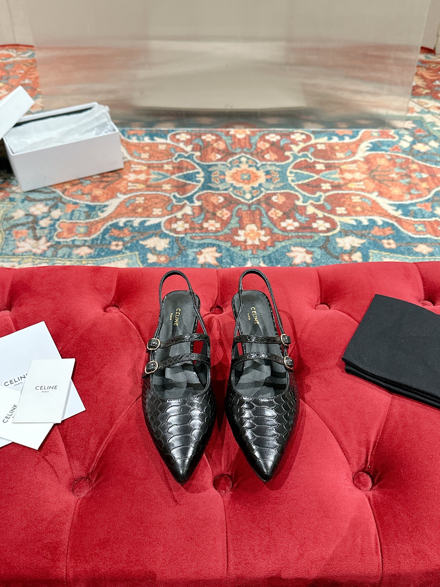 NO:236210,Celine Silin Spring and Summer Arc de Triomphe Fashion High Heels Super Slim and revealing design, the foot is really slim and beautiful. C home specific exquisite Arc de Triomphe logo is good to see. Upper: original calfskin Inner: custom sheepskin Outsole: Italian real cowhide sole Heel height: 3.5cm Size: 35-39 (40 customization, no return and exchange), sandals, celine, chanel, sandals, high heels, cowhide, sheepskin19860909Celine思琳春夏凯旋门时装高跟鞋 柔美的露脚设计, 上脚真的超级显瘦超级美 C家特定的精致凯旋门logo 好看到爆 鞋面:原版小牛皮 内里:定制羊皮 大底:意大利真牛皮鞋底 跟高:3.5cm Size:35-39（40定制 不退换）,凉鞋,celine,chanel,sandals,high heels,cowhide,sheepskin,Women's Shoes