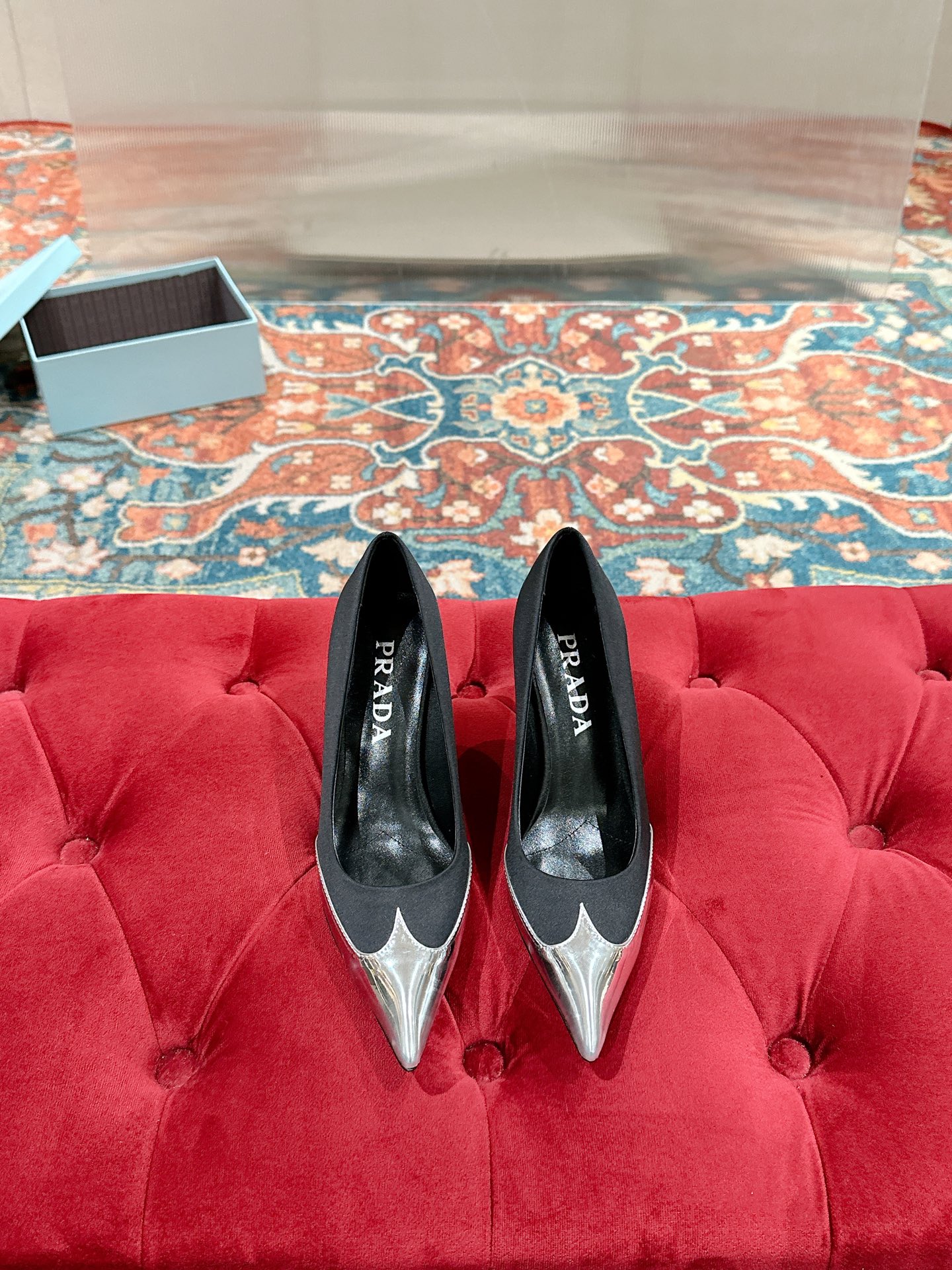 NO:236198,PRADA2025ss Prada Spring and Summer Show Mules, Silk Point Toe Series, Prada Spring and Summer Simple Style, made of top-quality mercerated silk satin and TPU mirror material, a full series of simple light board logo brand logo hot stamping, and various internet celebrities grow grass and popular products, awakening the imagination of skirt, corset and bra curve, extremely streamlined~ Super explosive series of popular products, the iconic logo is on the heel or foot pad, and there are prismatic pointed toes, and the edges and corner lines are clearly divided, and the latest styles are also different!  The Prada style design of this season is simpler than before. It does not deliberately pursue trend or sports. The overall color is natural. The color is also bright spring and summer eye-catching colorful silk with pointed tips. It is so simple and beautiful!  Material: Top-grade silk satin inner lining: sheepskin outsole: Italian leather outsole Heel height: 8.5cm Size: 35-39 (40.41 custom made, non-returned), high heels, prada, prada, high heels, skirts, sheepskin, real silk, silk fabric, Leather soles19860909PRADA2025ss普拉达春夏T台秀场穆勒鞋 真丝尖头系列 Prada春夏简约风,采用上等高丝光真丝绸缎加TPU镜面材质制作、全系列简约的光板Logo品牌标识烫印好看哭了,各路网红名媛种草爆款,唤醒对裙裾、束身衣骨撑和胸衣曲线的想象,精简至极~超级爆系列爆品,标志性Logo于鞋跟或垫脚,还有棱形尖头,棱角线条分分明显最新呈现出来风格也各异的奇妙！这一季的Prada款式设计上比原来还简单了,没有刻意追求潮或者sporty的感觉,整体自然,颜色上也采用了鲜艳的春夏吸睛彩色真丝搭配尖头,简约得太好看了！ 材质:顶级真丝绸缎面 内里:羊皮里 大底:意大利真皮大底 跟高:8.5cm Size: 35-39（40.41定制 不退换）,高跟鞋单鞋,prada,prada,high heels,skirts,sheepskin,real silk,silk fabric,Leather soles,Women's Shoes