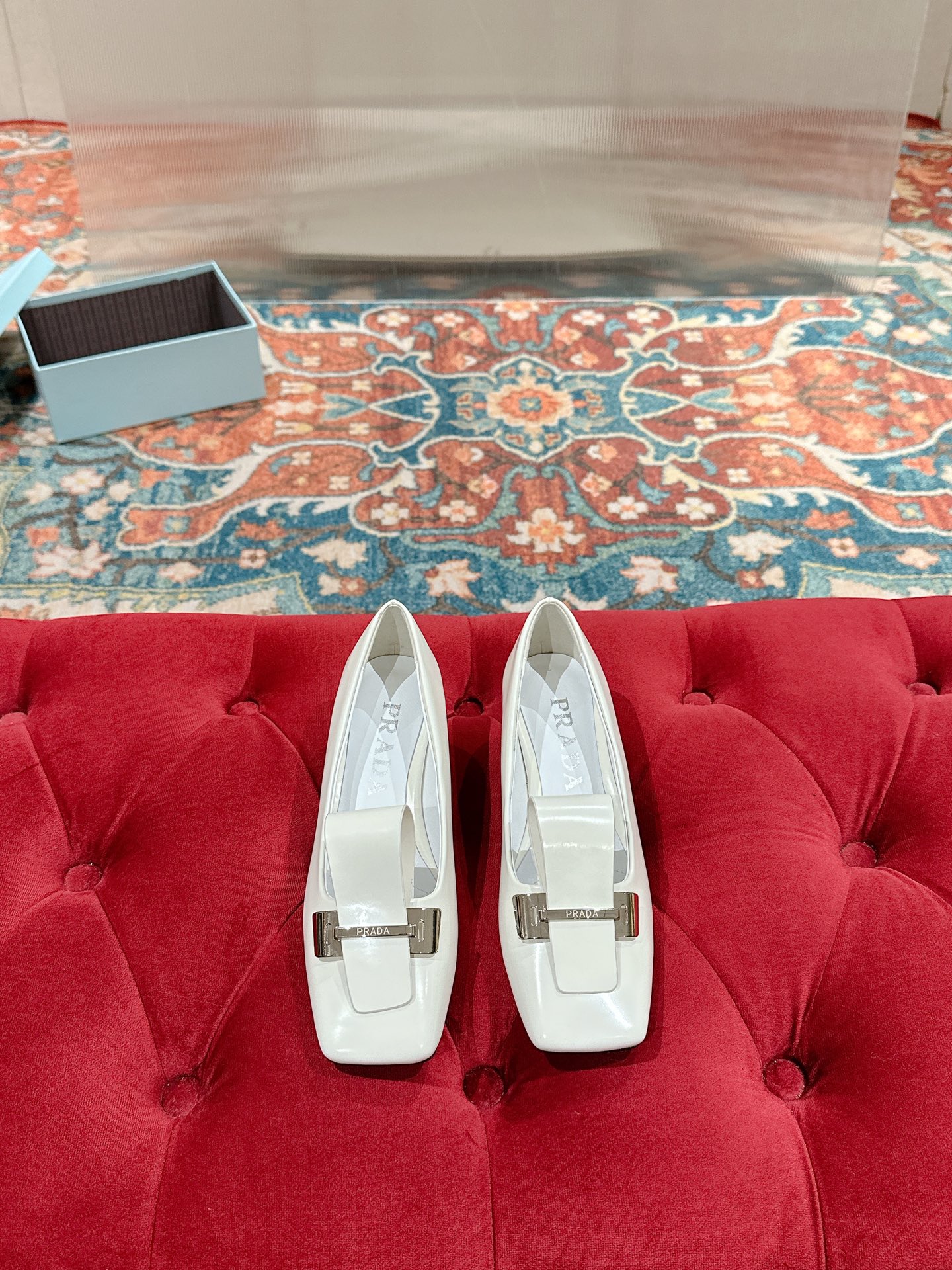 NO:236195,PRADA's new spring and summer square toe exposed leather and metal buckle-toe Muller single shoe series. The new light-mouth square toe shoes, because the original method is based on the original version, the upper is completely consistent. The top-grade beaded cowhide leather, novel color scheme, and the classic Prada logo leather is decorated with metal buckles. The cost is beyond the budget, and the material waste and scrapping rate are extremely high. Insiders can tell at a glance that the shoes, grids and materials are!  The invincible contrasting color design is not monotonous, and the light mouth shows long feet and high insteps. The age-reducing style is really amazing. High-end and cold, stand-up clothes, and beautiful girls must buy it. The new contrasting color flat shoes that cannot be ignored. The super fashionable irregular diagonal square head design is very modern, retro and fashionable, and has a French princess style. The super pedicure-like shape is comfortable and easy to wear, and it is super easy to match with a skirt. The shallow mouth design extends the lines of the foot to make you look taller and thinner. It is super age-reducing when wearing barefoot or socks. It is full of girlishness!  !  Outsole: Italian leather outsole Heel height: 4cm Size: 35-39 (40.41 custom made, no return or exchange), high heels, prada, prada, high heels, skirts, cowhide, Leather soles, socks19860909PRADA 2025s普拉达春夏新品方头露舌皮饰金属扣头穆勒单鞋系列 新款浅口方头单鞋,因为照足原版做法,鞋面做法原版完全一致,顶级的开边珠牛皮,新颖的配色,再以经典的Prada 标识皮饰金属扣,造价己超出预算,材料浪费与报废率超高.内行人看鞋子、格位、材料,一眼便心有分晓！无敌美撞色设计不单调,浅口显脚长而且脚背高也不怕,减龄款少女感真的绝了.高级冷淡,立显衣品,漂亮妹妹必备好就买.不容忽视的新款撞色平底单鞋,超洋气的不规则斜方头设计现代感十足,复古时髦,很有法式公主风情.超级修脚型舒适好穿,超级好搭配裙子,浅口设计延长脚面线条视觉显高显瘦,光脚或者搭配袜子穿都超级减龄,少女感满满！！ 大底:意大利真皮大底 跟高:4cm 码数:35-39（40.41定制 不退换）,高跟鞋单鞋,prada,prada,high heels,skirts,cowhide,Leather soles,socks,Women's Shoes