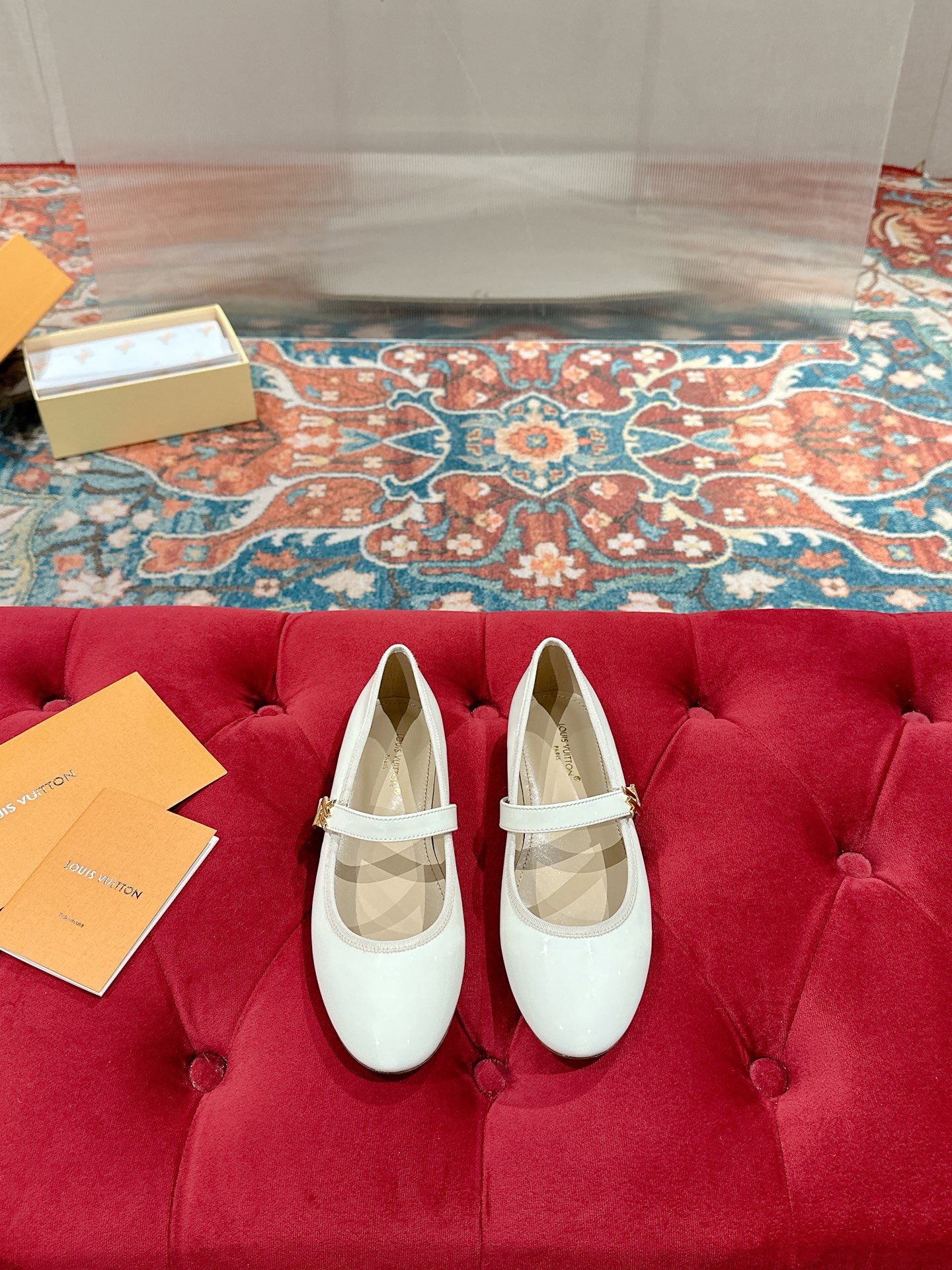 NO:236211,Louis Vuitton Spring and Summer Mary Jane Fashion Flat Shoes The most popular item on the spring and summer show. Many supermodels are simple and elegant and very versatile. The upper is made of original cowhide; full leather bag naked pure hand-sewn upper, LV hardware buckle logo embellishment. The inner is water-dyed cowhide, breathable, comfortable and wear-resistant. Italian leather outsole Size: 35-39 (40 customization, non-return and exchange), Mary Jane, louis vuitton, louis vuitton, louis vuitton, mary jane, flats, cowhide, Leather soles19860909Louis Vuitton 路易威登春夏玛丽珍时装平底鞋 春夏秀场出镜率最高的一款单品 超多名模上脚 简约大方非常百搭 鞋面采用原版牛皮； 全皮包裸纯手工缝纫鞋面,LV五金扣标识点缀 内里采用水染牛皮,透气舒适耐磨 意大利真皮大底Size:35-39（40定制 不退换）,玛丽珍,louis vuitton,louis vuitton,louis vuitton,mary jane,flats,cowhide,Leather soles,Women's Shoes