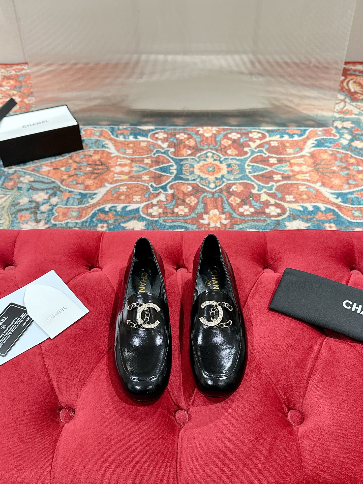 NO:236197,CHANEL* Xiaoxiang 2025 Official website Chanel early spring single shoes dance shoes series new loafers full of retro style. Delicate shoe shape looks very likable, small round toe sets off the feet, giving people a kind of retro sentimental shoes of the era, new European and American catwalks, popular products. Upper: oily leather Inner: sheepskin Outsole: original leather outsole Size: 35-39 (40.41 customization, no return or exchange), semi-torque, chanel, chanel, loafers, sheepskin, Leather soles19860909CHANEL*小香2025 官网香奈儿早春单鞋后空跳舞鞋系列新品乐福鞋满满的复古风 秀气的鞋型 看着就很讨喜,小圆头 衬托脚也变得瘦瘦的,上脚给人就是一种年代的复古情怀鞋、欧美走秀新款,爆款产品. 鞋面:油皮 内里:羊皮 大底:原版真皮大底 码数:35-39（40.41定制 不退换）,半拖,chanel,chanel,loafers,sheepskin,Leather soles,Women's Shoes