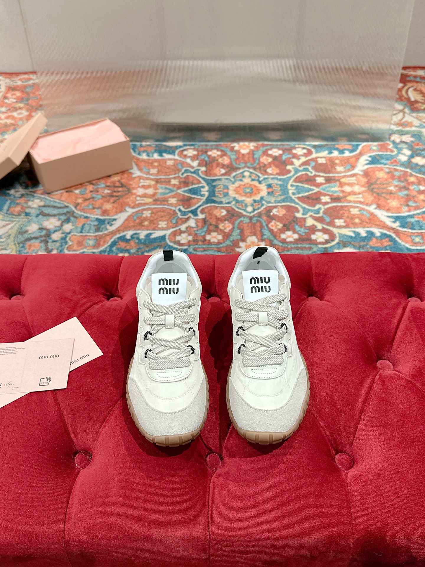 NO:236203,MiuMiu Spring and Summer Show Cookies Shoes Forrest Gump Shoes Casual Sneakers Miumiu Latest Popular Design, Miu Miu style is integrated with the simple lines of this thick-soled canvas sneaker, and the chic logo is decorated on the tongue and back of the shoe, embellishing the retro design, adding iconic elements!  Thick sole design defines avant-garde modern style Fabric: original custom fabric/beef reverse velvet Inner: original imported soft lamb wool Outsole: original open mold-proof rubber sole Size: 35-39 (40 customization without return or exchange), casual shoes/sports shoes, miumiu, sneakers19860909MiuMiu缪缪春夏秀款 饼干鞋 阿甘鞋休闲运动鞋 miumiu最新爆款 前卫大胆的设计,Miu Miu风格融于此款厚底帆布运动鞋的简约线条,别致徽标饰于鞋舌与背面,点缀复古设计,平添标志性元素！厚底设计定义前卫的现代风格 面料:原版定制布料/牛反绒 内里:原版进口柔软羊羔毛 大底:原版开模防滑橡胶底 Size:35-39（40定制不退换）,休闲鞋/运动鞋,miumiu,sneakers,Women's Shoes