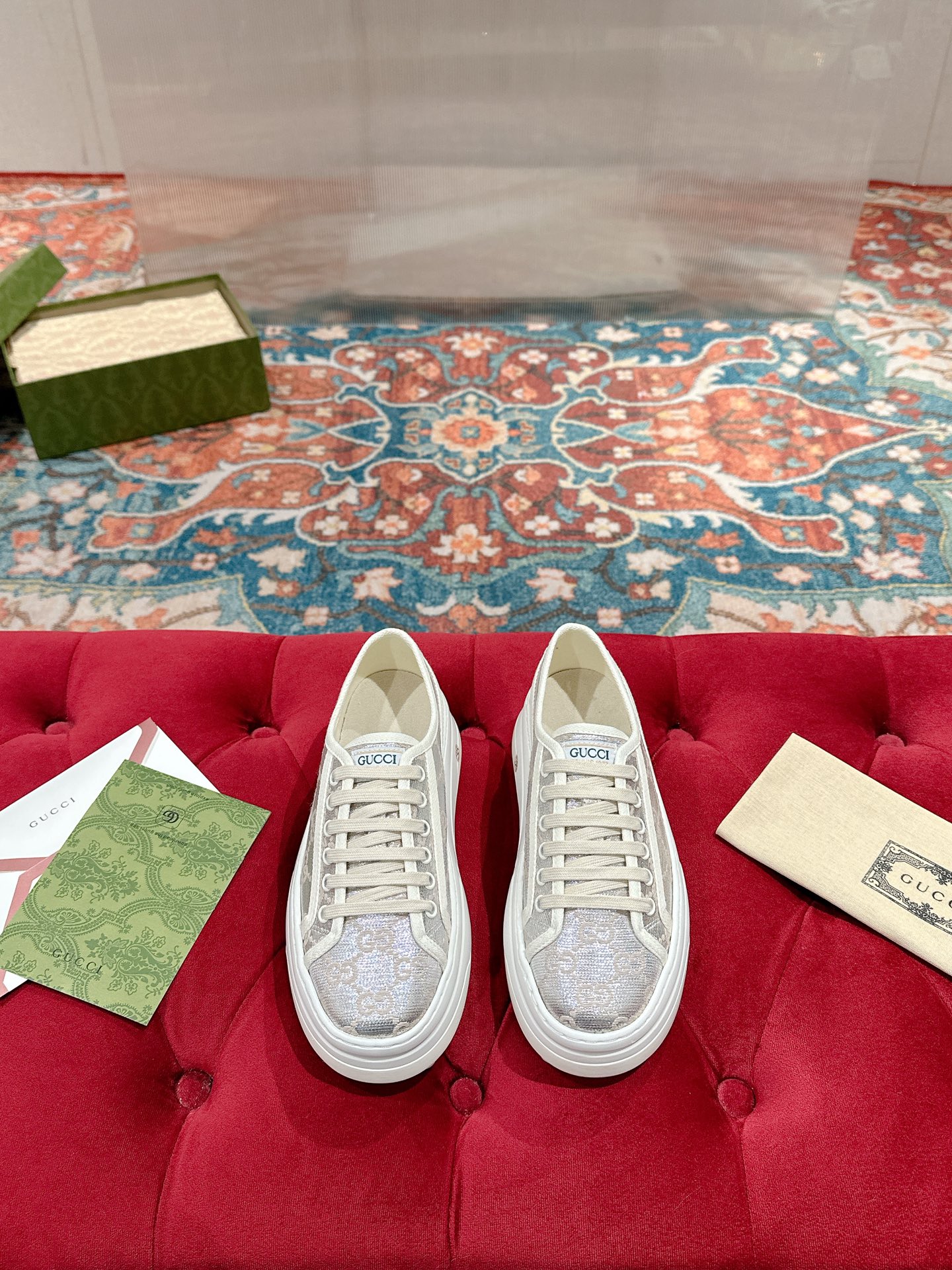 NO:236166,Women, men's top version GUCCⅠ The latest popular sneakers, this eye-catching item draws creative inspiration from the world of tennis. This sneaker is made of classic GG canvas of the same tone beige and ebony, with thick sole and contrasting fabric piping that reveals a modern beauty. Upper: Classic GG canvas Lift: Original custom grass green canvas   towel latex footbed Outsole: Original 1:1 open mold, interlocking double G rubber outsole Size: Women 35-40 Men 39-44 (Female 41 Men 45 Customized No Returns and Exchanges), Casual shoes/sports shoes, gucci, sneakers19860909女 男 顶级版本 GUCCⅠ 最新爆款运动鞋,这件亮眼吸睛的单品从网球世界中汲取创作灵感.这款运动鞋采用同色调米色和乌木色经典GG帆布制成,厚实鞋底和撞色织物滚边流露现代美感. 鞋面:经典GG帆布 内里:原版订制草绿色帆布＋毛巾乳胶垫脚 大底:原版1:1开模,互扣式双G橡胶大底 码数:女35-40 男39-44（女41 男45定制 不退换）,休闲鞋/运动鞋,gucci,sneakers,Women's Shoes