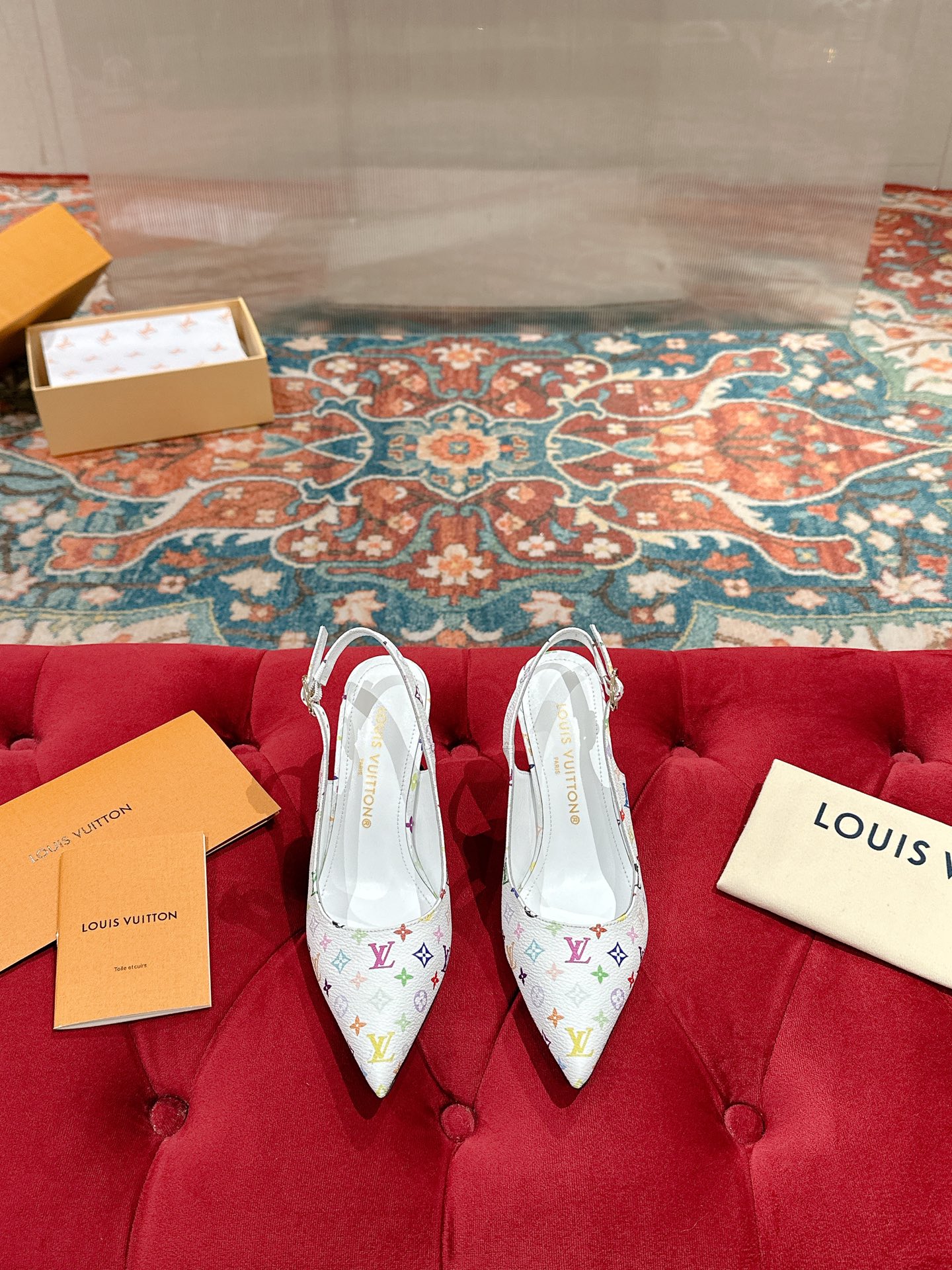 NO:221651,Ss Early Spring New Lv Louis Vuitton Top version counter with the latest model, pointed wine glass heel sandals, hard goods new, purchasing level!  Full of high-end feeling!  A popular model from domestic and foreign bloggers, retro and fashionable, beautiful!  Official website main model Upper: Original custom presbyterian leather/densing jeans Inner: Imported cowhide lining Outsole: Original top injection molded leather outsole Heel height: 8.5cm Shoe size: 35-39 (40.41 custom-made non-return and exchange), sandals, louis vuitton, louis vuitton, sandals, cowhide, Leather soles19860909ss 早春新款 Lv 路易威登 顶级版本专柜主打最新款 尖头酒杯跟后跟凉鞋 硬货上新 代购级别！高级感十足！国内外博主刷爆的一款,复古又时髦上脚美炸了！官网主推款 鞋面:原版定制老花皮/丹宁牛仔 内里:进口牛皮里 大底:原版顶级注塑真皮大底 跟高:8.5cm 鞋码:35-39（40.41定制不退换）,凉鞋,louis vuitton,louis vuitton,sandals,cowhide,Leather soles,Women's Shoes