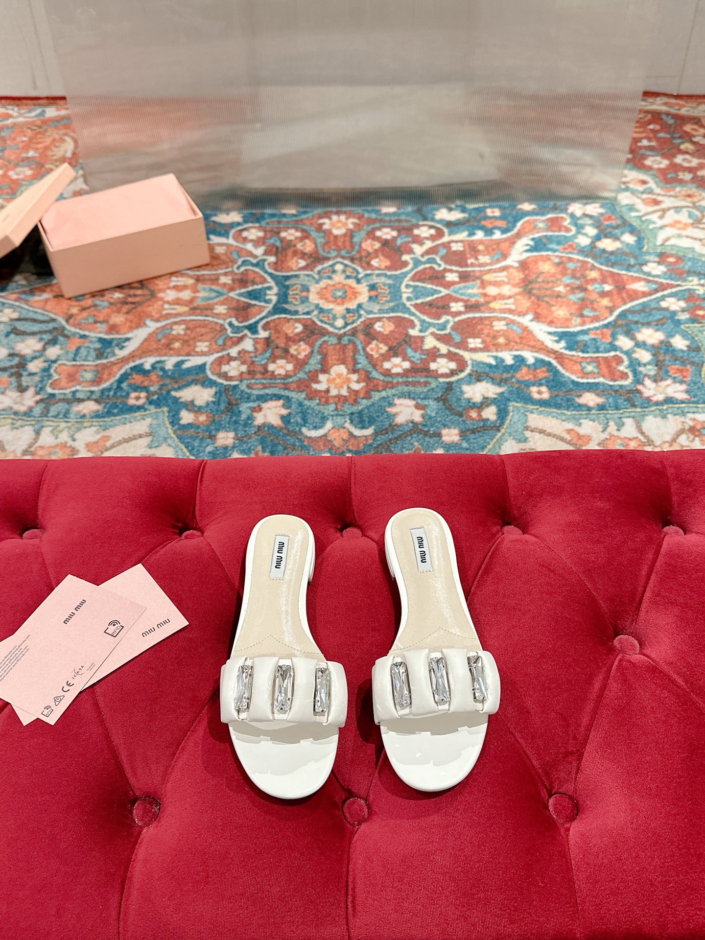 NO:221713,Miu Miu Miu 25ss early spring new style flat-soled rhinestone slippers, well-behaved and age-reducing, legs look long and advanced, comfort is perfect, super suitable for daily wear, easy to put on and take off, super wow, upper: original imported cow patent leather/matte cowhide inner foot pad: sheepskin Sole: original genuine leather outsole Size: 35-39 (40 custom made without return and exchange), slippers, miumiu, slippers, cowhide, sheepskin, Leather soles19860909Miu Miu 缪缪 25ss早春新款 平底 水钻拖鞋 乖巧减龄 上脚显腿长又高级 舒适度也做到完美 日常穿着超级合适 穿脱方便 超级哇塞 鞋面:原版进口牛漆皮/哑光牛皮 内里垫脚:羊皮 鞋底:原版真皮大底 码数:35-39（40定制不退换）,拖鞋,miumiu,slippers,cowhide,sheepskin,Leather soles,Women's Shoes