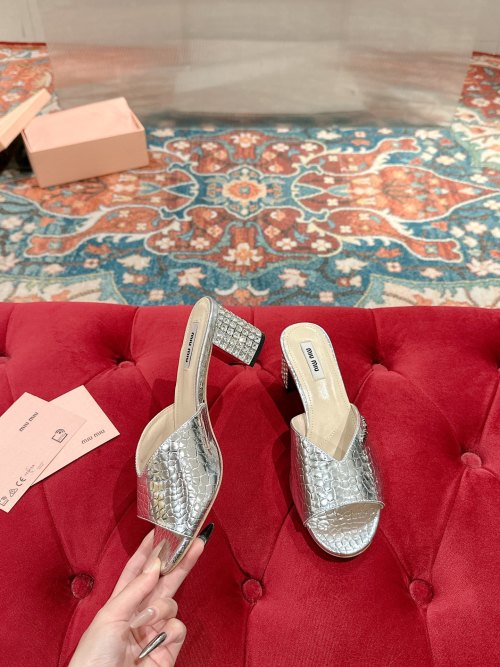 Miu Miu 2025SS Spring/Summer Heeled Sandals Patent Leather Mules 4 Miu Miu 2025SS Spring/Summer Heeled Sandals Patent Leather Mules