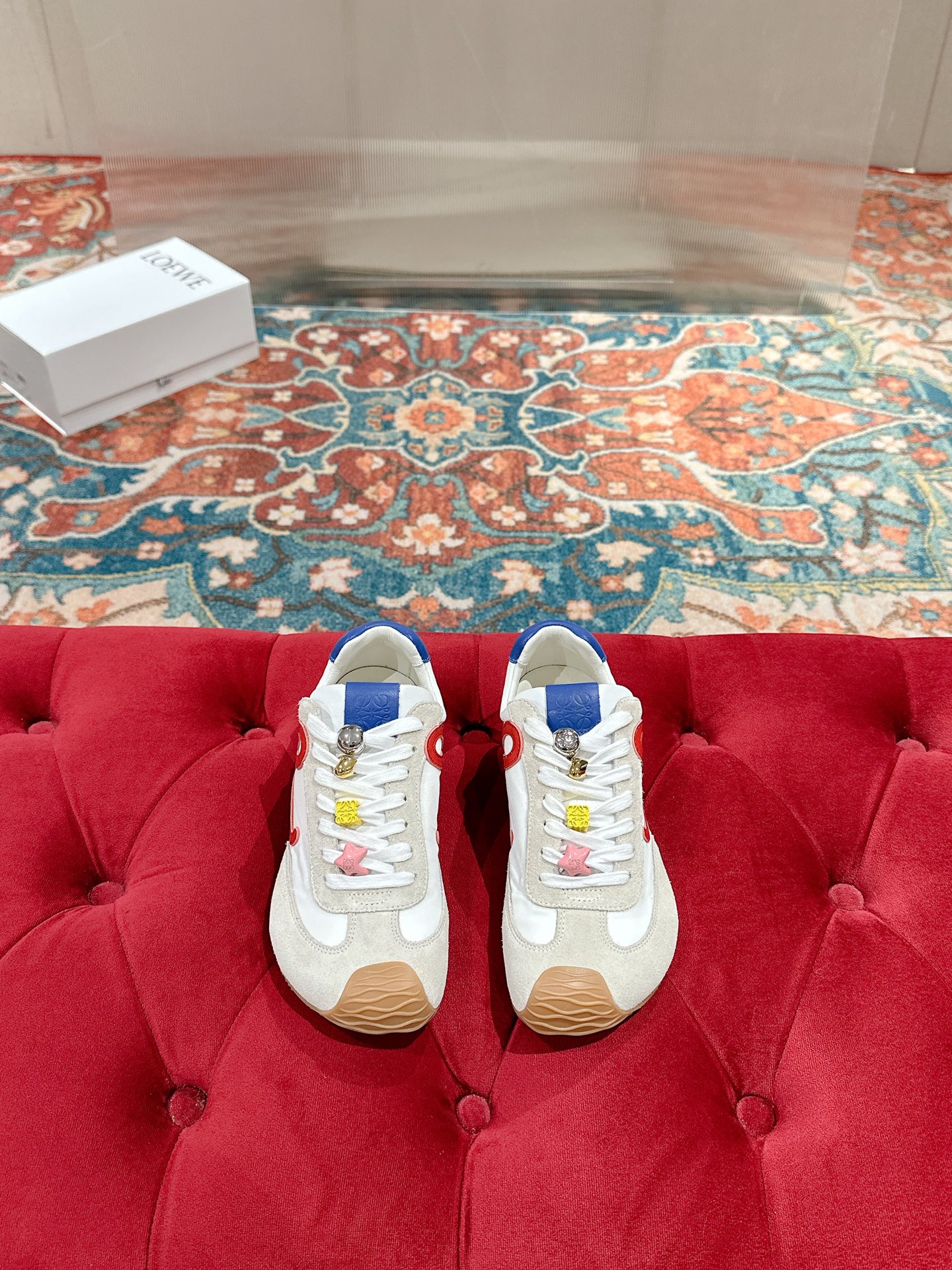 NO:221655,Women's button 15 LOEWE 25/ Latest catwalk Ballet Runner 2.0 Couple model Ballet casual sports shoes German training shoes Forrest Gump shoes Original purchase and development Made of goods Fabrics to version Repeated selection of materials, nylon and cowhide leather sneakers, asymmetric toe design, sock-like internal structure, light rubber outsole extends to toe shoe Fabric: original custom imported toe layer cowhide Inner: imported soft sheepskin   net Sole: original mold-open anti-slip rubber material Sole thickness: 2.5cm Size: women 35-39 (for women 40 customization, no return and exchange), casual shoes/sports shoes, loewe, loewe, sneakers, cowhide, sheepskin19860909女扣子15 LOEWE 罗意威 25/ 最新走秀款 Ballet Runner 2.0 情侣款 芭蕾 休闲 运动鞋 德训鞋 阿甘鞋 原版购入开发 做货 面料对版 反复甄选材料,尼龙和牛皮革运动鞋,不对称鞋头设计、袜状内部结构,轻盈橡胶外底延伸至鞋头 面料:原版定制进口头层牛皮 内里:进口柔软羊皮 网里 鞋底:原版开模防滑橡胶材质 底厚:2.5cm Size:女35-39（女40定制 不退换）,休闲鞋/运动鞋,loewe,loewe,sneakers,cowhide,sheepskin,Women's Shoes