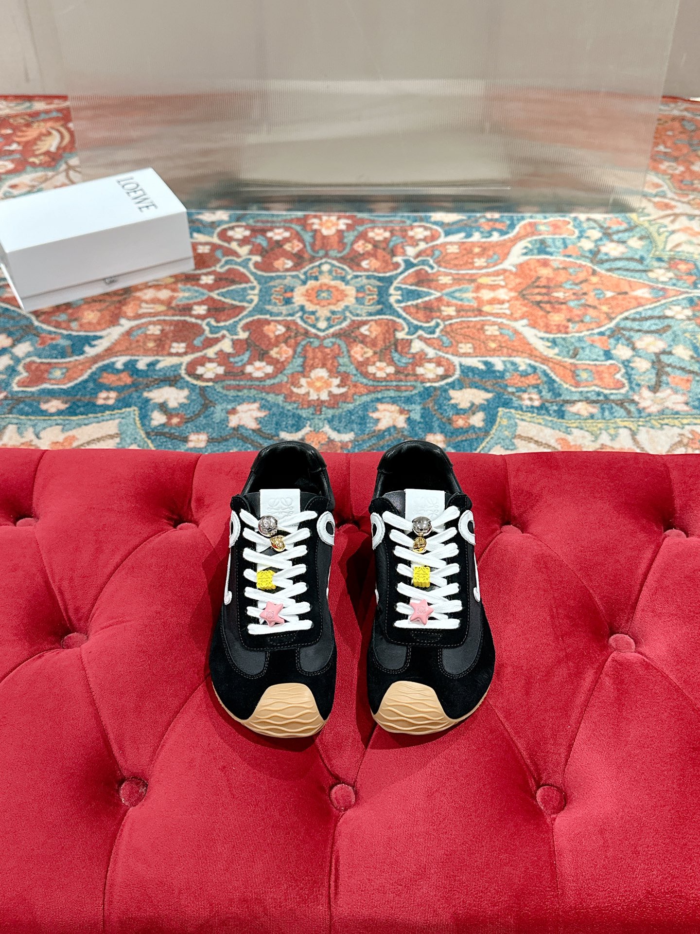 NO:221648,Women and men Button 15 LOEWE 25/ Latest catwalk Ballet Runner 2.0 Couple model Ballet casual sports shoes German training shoes Forrest Gump shoes Original purchase and development Made of goods Fabrics to version Repeated selection of materials, nylon and cowhide leather sneakers, asymmetric toe design, sock-like internal structure, light rubber outsole extends to toe shoe Fabric: original custom imported toe layer cowhide Inner: imported soft sheepskin   net Sole: original mold-open anti-slip rubber material Sole thickness: 2.5cm Size: women 35-39 men 39-44 (female 40 men 45 customization, non-return and exchange), casual shoes/sports shoes, loewe, loewe, sneakers, cowhide, sheepskin19860909女男 扣子15 LOEWE 罗意威 25/ 最新走秀款 Ballet Runner 2.0 情侣款 芭蕾 休闲 运动鞋 德训鞋 阿甘鞋 原版购入开发 做货 面料对版 反复甄选材料,尼龙和牛皮革运动鞋,不对称鞋头设计、袜状内部结构,轻盈橡胶外底延伸至鞋头 面料:原版定制进口头层牛皮 内里:进口柔软羊皮 网里 鞋底:原版开模防滑橡胶材质 底厚:2.5cm Size:女35-39 男39-44（女40男45定制 不退换）,休闲鞋/运动鞋,loewe,loewe,sneakers,cowhide,sheepskin,Women's Shoes