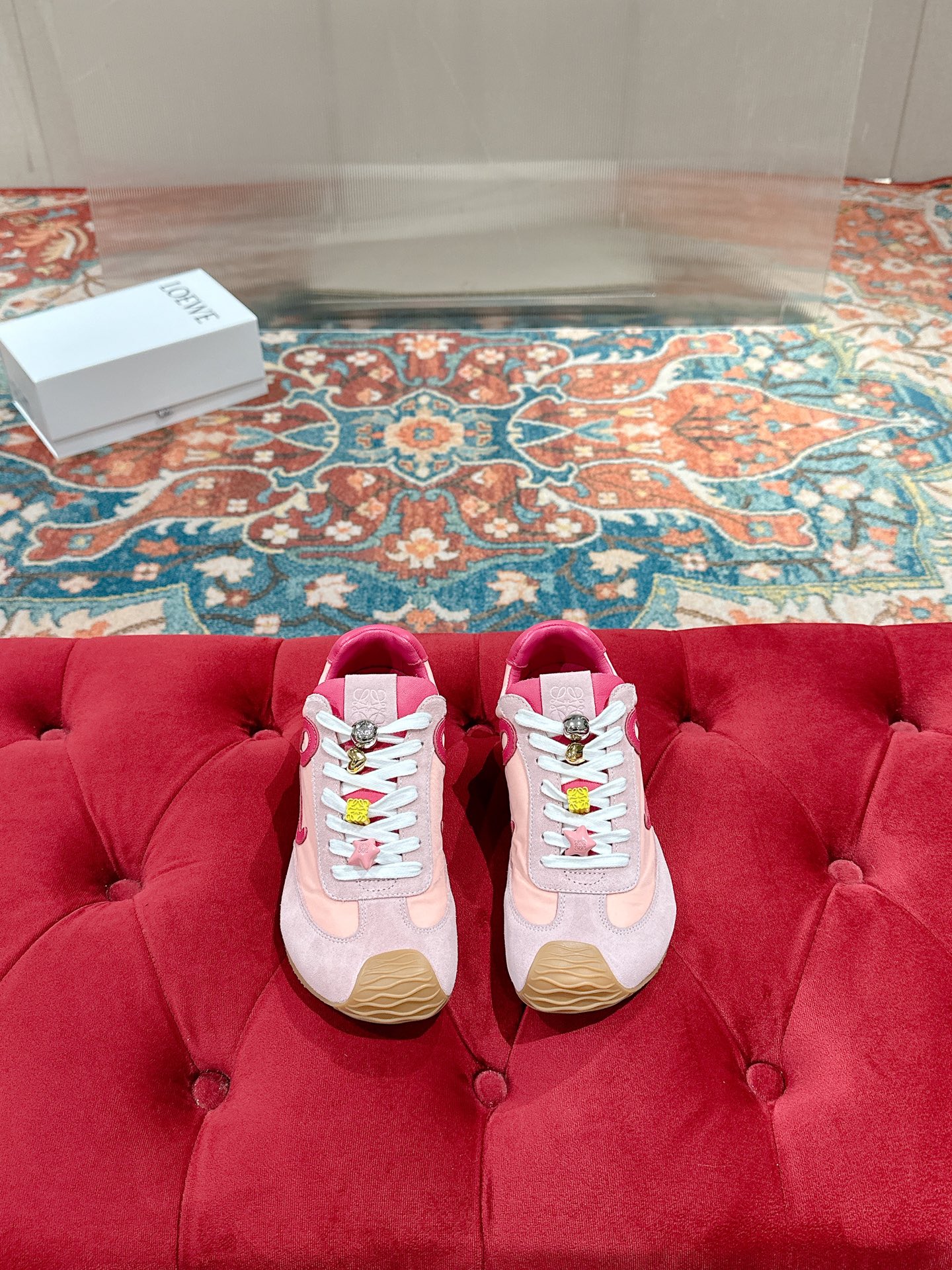 NO:221642,Women's button 15 LOEWE 25/ Latest catwalk Ballet Runner 2.0 Couple model Ballet casual sports shoes German training shoes Forrest Gump shoes Original purchase and development Made of goods Fabrics to version Repeated selection of materials, nylon and cowhide leather sneakers, asymmetric toe design, sock-like internal structure, light rubber outsole extends to toe shoe Fabric: original custom imported toe layer cowhide Inner: imported soft sheepskin   net Sole: original mold-open anti-slip rubber material Sole thickness: 2.5cm Size: women 35-39 (women 40 custom, non-return and exchange), casual shoes/sports shoes, loewe, loewe, sneakers, cowhide, sheepskin19860909女扣子15 LOEWE 罗意威 25/ 最新走秀款 Ballet Runner 2.0 情侣款 芭蕾 休闲 运动鞋 德训鞋 阿甘鞋 原版购入开发 做货 面料对版 反复甄选材料,尼龙和牛皮革运动鞋,不对称鞋头设计、袜状内部结构,轻盈橡胶外底延伸至鞋头 面料:原版定制进口头层牛皮 内里:进口柔软羊皮 网里 鞋底:原版开模防滑橡胶材质 底厚:2.5cm Size:女35-39（女40 定制 不退换）,休闲鞋/运动鞋,loewe,loewe,sneakers,cowhide,sheepskin,Women's Shoes