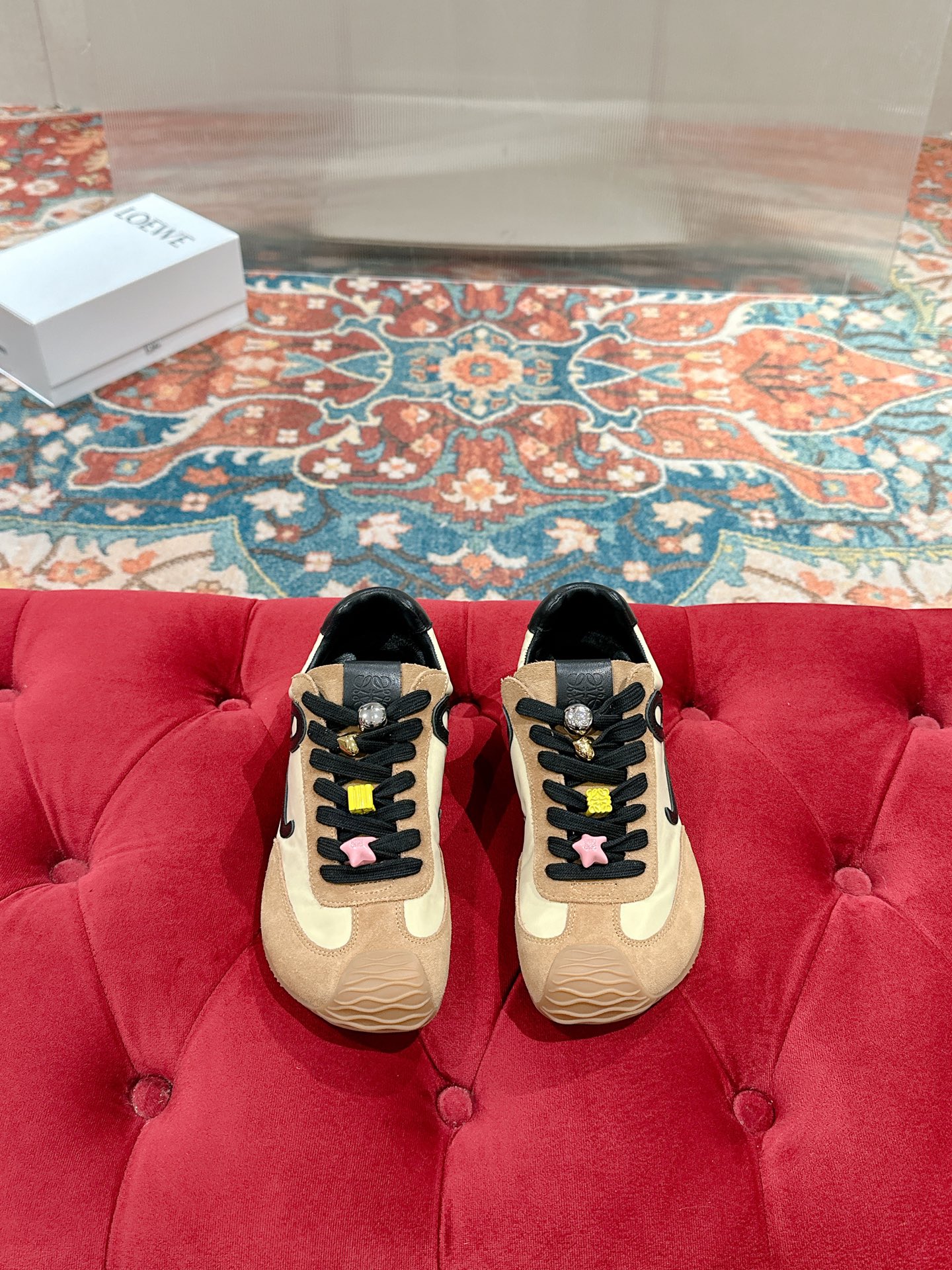 NO:221663,Women's button 15 LOEWE 25/ Latest catwalk Ballet Runner 2.0 Couple model Ballet casual sports shoes German training shoes Forrest Gump shoes Original purchase and development Made of goods Fabrics to version Repeated selection of materials, nylon and cowhide sneakers, asymmetric toe design, sock-like internal structure, light rubber outsole extends to toe shoe Fabric: original custom imported toe layer cowhide Inner: imported soft sheepskin   net Sole: original open mold-proof rubber material Sole thickness: 2.5cm Size: women 35-39 (for women 40 customization, no return and exchange), casual shoes/sports shoes, loewe, loewe, sneakers, cowhide, sheepskin19860909女 扣子15 LOEWE 罗意威 25/ 最新走秀款 Ballet Runner 2.0 情侣款 芭蕾 休闲 运动鞋 德训鞋 阿甘鞋 原版购入开发 做货 面料对版 反复甄选材料,尼龙和牛皮革运动鞋,不对称鞋头设计、袜状内部结构,轻盈橡胶外底延伸至鞋头 面料:原版定制进口头层牛皮 内里:进口柔软羊皮 网里 鞋底:原版开模防滑橡胶材质 底厚:2.5cm Size:女35-39（女40定制 不退换）,休闲鞋/运动鞋,loewe,loewe,sneakers,cowhide,sheepskin,Women's Shoes