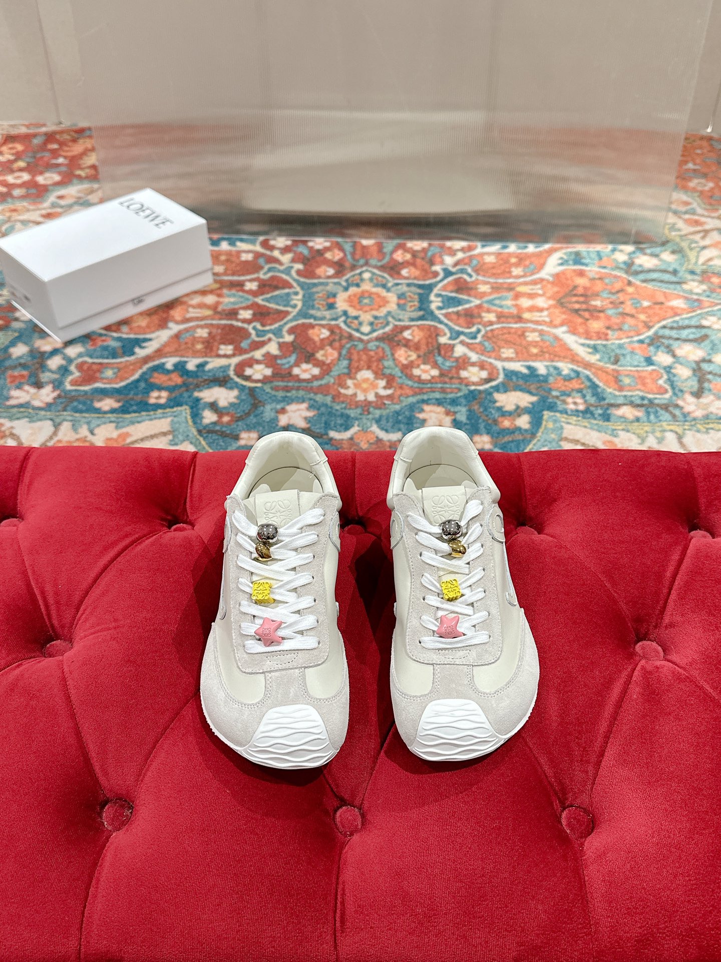 NO:221671,Women and men Button 15 LOEWE 25/ Latest catwalk Ballet Runner 2.0 Couple model Ballet casual sports shoes German training shoes Forrest Gump shoes Original purchase and development Made of goods Fabrics to version Repeated selection of materials, nylon and cowhide leather sneakers, asymmetric toe design, sock-like internal structure, light rubber outsole extends to toe shoe Fabric: original custom imported toe layer cowhide Inner: imported soft sheepskin   net Sole: original mold-open anti-slip rubber material Sole thickness: 2.5cm Size: women 35-39 men 39-44 (female 40 men 45 customization, non-return and exchange), casual shoes/sports shoes, loewe, loewe, sneakers, cowhide, sheepskin19860909女男 扣子15 LOEWE 罗意威 25/ 最新走秀款 Ballet Runner 2.0 情侣款 芭蕾 休闲 运动鞋 德训鞋 阿甘鞋 原版购入开发 做货 面料对版 反复甄选材料,尼龙和牛皮革运动鞋,不对称鞋头设计、袜状内部结构,轻盈橡胶外底延伸至鞋头 面料:原版定制进口头层牛皮 内里:进口柔软羊皮 网里 鞋底:原版开模防滑橡胶材质 底厚:2.5cm Size:女35-39 男39-44（女40男45定制 不退换）,休闲鞋/运动鞋,loewe,loewe,sneakers,cowhide,sheepskin,Women's Shoes