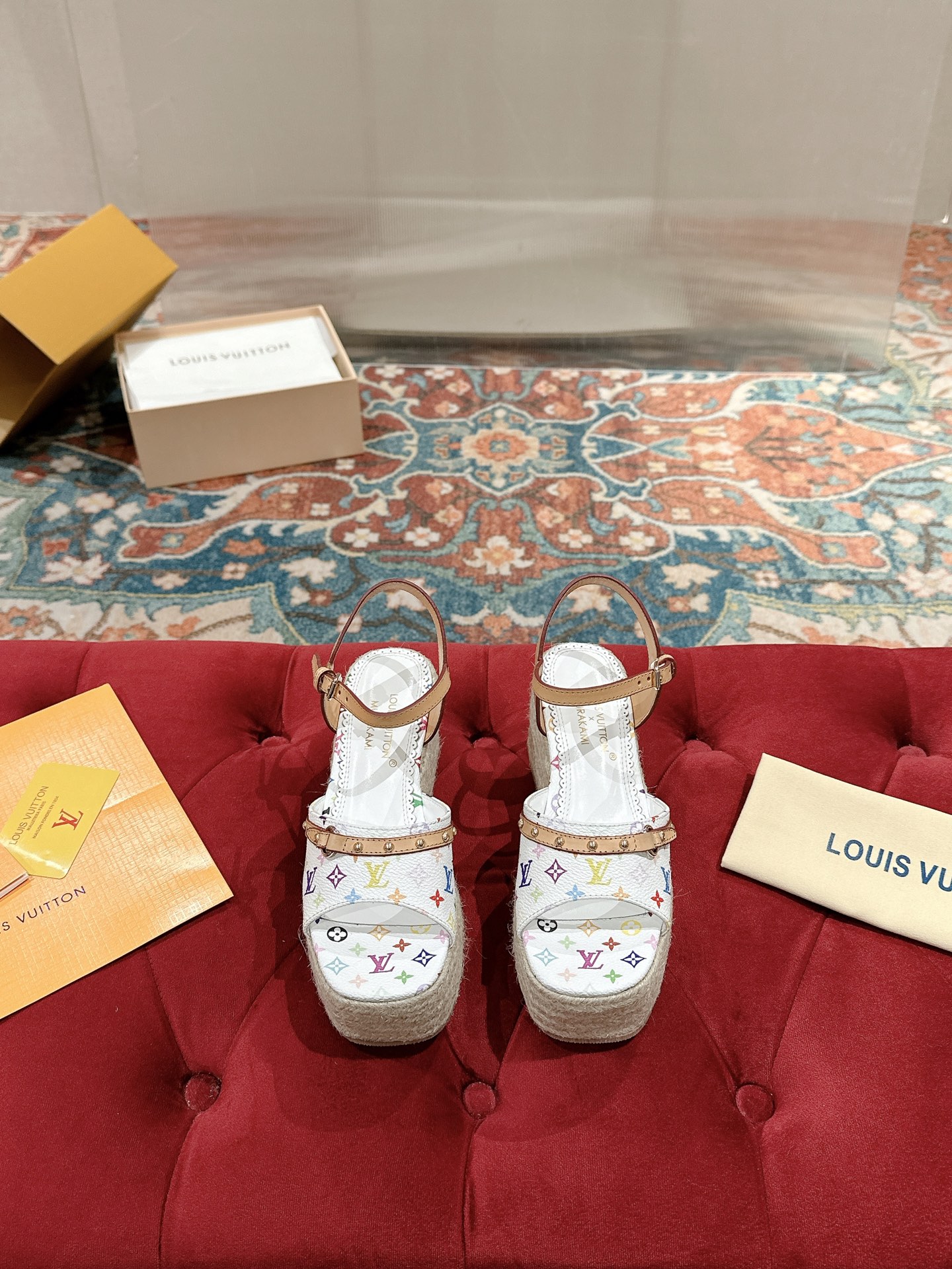 NO:221600,Lv new style and new color system, electric embroidery craftsmanship, exquisite, fine, original unwrapped, 1/1 copy ★ Super small foot, very comfortable, slim and white, original electric embroidery of the upper, retro and beautiful. Inner: sheepskin, outsole: original mold opening, anti-slip, heel height: 7cm, size: 35-39 (40 customization, no return and exchange), sandals, louis vuitton, sandals, sheepskin19860909Lv新款新色系 电绣工艺 精美 精细 原版解拆 1/1复制 ★上脚超显脚小 非常舒适 显瘦又显白 鞋面原版电绣 复古美. 内里:羊皮 大底:原版开模防滑 跟高:7cm 码数:35-39（40定制 不退换）,凉鞋,louis vuitton,sandals,sheepskin,Women's Shoes