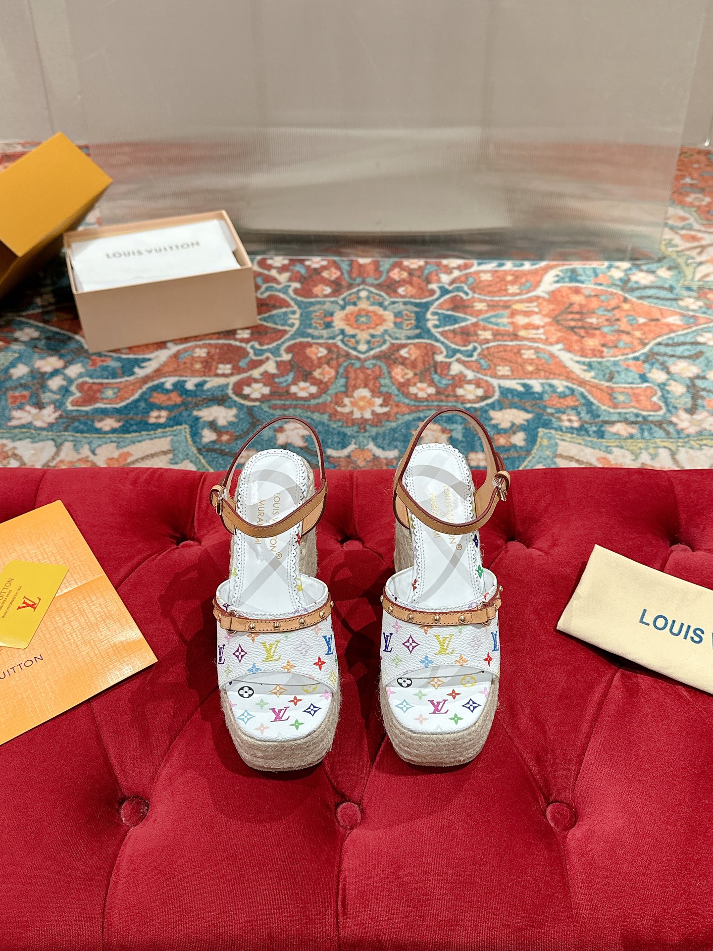 NO:221607,Lv new style and new color system, electric embroidery craftsmanship, exquisite, fine, original unwrapped, 1/1 copy ★ Super small foot, very comfortable, slim and white, original electric embroidery of the upper, retro and beautiful. Inner: sheepskin, outsole: original mold opening, anti-slip, heel height: 11cm, size: 35-39 (40 customization, no return and exchange), sandals, louis vuitton, sandals, sheepskin19860909Lv新款新色系 电绣工艺 精美 精细 原版解拆 1/1复制 ★上脚超显脚小 非常舒适 显瘦又显白 鞋面原版电绣 复古美. 内里:羊皮 大底:原版开模防滑 跟高:11cm 码数:35-39（40定制 不退换）,凉鞋,louis vuitton,sandals,sheepskin,Women's Shoes