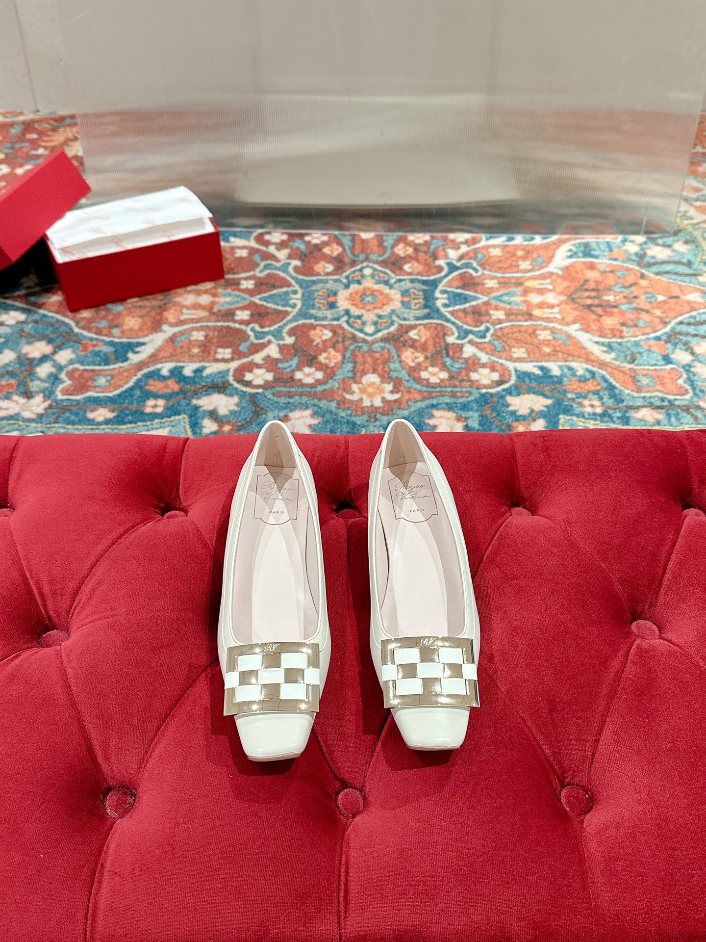 NO:221630,Roger Vivie* RV classic square buckle chessboard flat shoes. Temperamental sister comes and gives it!  !  When you see a single shoe, you will stand aside. Otherwise, it will be a classic model for thousands of years!  Classic hardware square buckle, very full and round texture, and the gloss is good. The upper is made of imported cowhide inner lining and footbed mixed sheepskin. Italian imported cowhide outsole heel height: 2.5cmSize: 35-39 (40 customization, no return and exchange), ballet shoes, roger vivier, cowhide, sheepskin19860909Roger Vivie* RV经典方扣棋盘格 平底单鞋 气质姐姐来让一让 ！！单鞋看到它都地靠边站.要不怎么说是万年经典款呢！经典五金方扣 非常饱满圆润质感超强 光泽度贼拉好鞋面采用进口胎牛皮内里垫脚混种羊皮意大利进口牛皮大底跟高:2.5cmSize:35-39（40定制 不退换）,芭蕾舞鞋单鞋,roger vivier,cowhide,sheepskin,Women's Shoes