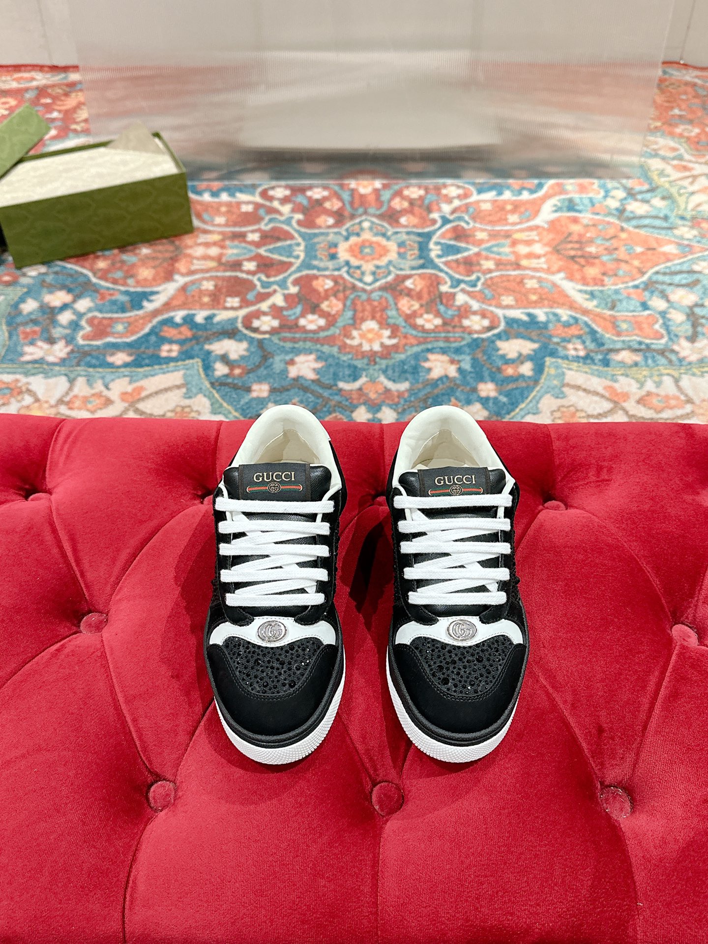 NO:630004,Gucci————Purchase version GG series distressed dirty shoes-hot style is coming!  9 times out of 10 sales, you will definitely get the money. Ready stock!  Spot goods!  Spot goods!  New colors added - the ultimate version on the market!  Purchase the original version and develop it... fabric, material, outsole, and details can be compared at will!  Open molded Swarovski one-to-one replica rhinestone chain...Metal cherry pendant...Metal double G crystal cylindrical mark...Gucci original customized narrow webbing...Super flash series - flash diamond chain. The cherry decoration is detachable and can be changed into two for any combination to highlight your personality. Exclusive color-brushed cowhide fabric. Hand-made distressed is very textured and has a sense of luxury!  The details of the workmanship can be seen in the picture, and no line is missed. The original terry cloth is delicate, soft and more comfortable and breathable. The privately stamped two-color original TPU outsole (lower layer is wider and the upper layer is narrower). Matching packaging. Size female 35-40 (female 40 customized), casual shoes/sports shoes, gucci, swarovski, sneakers, cowhide19860909Gucci————代购版本 GG系列做旧小脏鞋-爆款来袭！ 十转九卖必上款 现货！现货！现货！新色加推-市场终极版本！ 购原版开发….面料 材质 大底 细节任意对比！ 开模施华洛世奇一比一精复刻水钻链.....金属樱桃吊坠……金属双G水晶圆柱形标……Gucci原版定制窄织带…… 超闪系列—闪钻链.樱桃装饰可拆卸,一变二任意搭配,彰扬个性 专属擦色牛皮面料.手工做旧非常有质感,自带高级感！ 做工细节图可体现,不放过一条线. 原版毛巾布里细腻柔软更舒适透气,私模钢印双色原版TPU大底(下层宽,上层窄) 配套包装 码数女35-40（女40 定制）,休闲鞋/运动鞋,gucci,swarovski,sneakers,cowhide,Women's Shoes