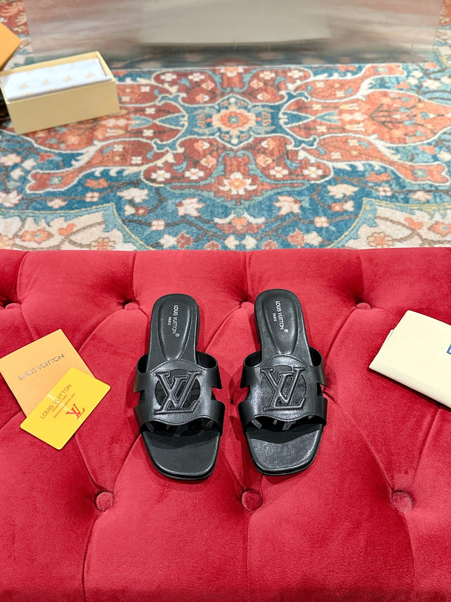 NO:437319,Thick heel sandals Lv Louis Vuitton Top version The goddess style is full of aura, full of high-end feel, essential for street photography, daily wear, fashionable online, upper: imported calf patent leather Inner: imported sheepskin Outsole: Italian leather outsole Heel height: about 2cm Size: 35-39 (40.41 customization, no return and exchange), slippers, louis vuitton, louis vuitton, sandals, slippers, sheepskin, Leather soles19860909粗跟凉鞋 Lv 路易威登 顶级版本  气场十足女神款,高级感满满,街拍凹造型必备,日常霸总穿搭 时髦精在线  鞋面:进口小牛漆皮 内里:进口羊皮 大底:意大利真皮大底 跟高:约2cm  码数:35-39（40.41定制 不退换）,拖鞋,louis vuitton,louis vuitton,sandals,slippers,sheepskin,Leather soles,Women's Shoes