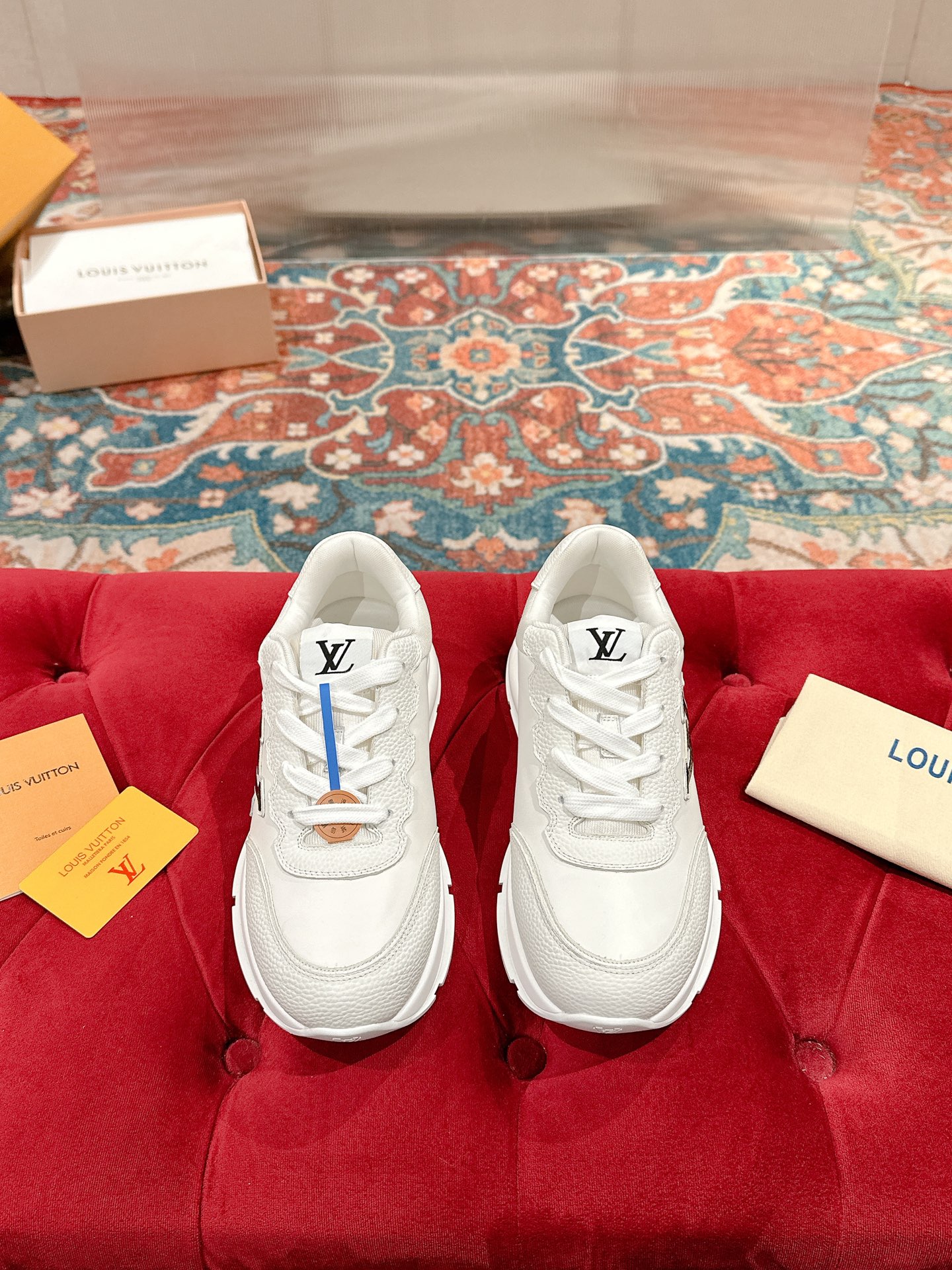 NO:260532,LV Louis Vuitton's latest spring and summer sneakers, 2025 spring and summer new style, top version original consistent counter focuses on the latest casual shoes, hard goods on the new purchasing level!  Full of high-end feeling!  A popular model by domestic and foreign bloggers, retro and fashionable, height-enhancing artifact, which is beautiful and beautiful!  Wear it with a lot of happiness!  The main model of the official website: upper: lychee pattern calfskin (the texture is delicate and not very thick) fabric inner: imported Italian breathable gauze mesh Outsole: original molded TPU outsole Size: 39-44 (customized by 45), casual shoes/sports shoes, louis vuitton, louis vuitton, sneakers, cowhide19860909LV路易威登春夏最新款运动鞋 2025春夏新款 顶级版本原版一致专柜主打最新款休闲鞋 硬货上新代购级别！高级感十足！国内外博主刷爆的一款,复古又时髦 增高神器 上脚美炸了！穿上满满的幸福感！官网主推款 鞋面:荔枝纹小牛皮（纹路细腻不是很粗那种）面料内里:意大利进口透气纱网 大底:原版开模TPU大底Size:39-44（45定制）,休闲鞋/运动鞋,louis vuitton,louis vuitton,sneakers,cowhide,Women's Shoes