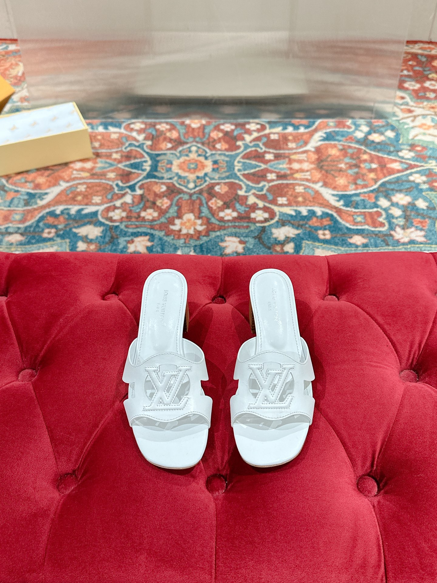 NO:437325,Thick heel sandals Lv Louis Vuitton Top version The goddess style is full of aura, full of high-end feel, essential for street photography, daily wear, fashionable online Upper: imported calf patent leather Inner: imported sheepskin Outsole: Italian leather outsole Size: 35-39 (40.41 customization, no return and exchange), slippers, louis vuitton, louis vuitton, sandals, slippers, sheepskin, Leather soles19860909粗跟凉鞋 Lv 路易威登 顶级版本  气场十足女神款,高级感满满,街拍凹造型必备,日常霸总穿搭 时髦精在线  鞋面:进口小牛漆皮 内里:进口羊皮 大底:意大利真皮大底 码数:35-39（40.41定制 不退换）,拖鞋,louis vuitton,louis vuitton,sandals,slippers,sheepskin,Leather soles,Women's Shoes