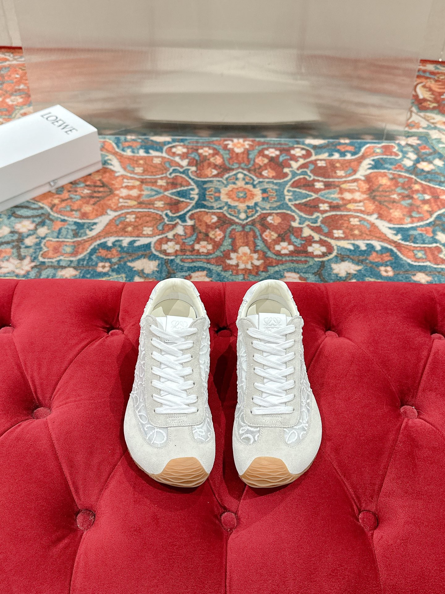 NO:437312,Women's button 15 LOEWE 25/ Latest catwalk Ballet Runner 2.0 Couple model Ballet casual sports shoes German training shoes Forrest Gump shoes Original purchase and development Made of goods Fabrics to version Repeated selection of materials, nylon and cowhide sneakers, asymmetric toe design, sock-like internal structure, light rubber outsole extends to toe shoe Fabric: original custom imported toe layer cowhide Inner: imported soft sheepskin + net Sole: original open mold-proof rubber material Sole thickness: 2.5cm Size: women 35-39 (for women 40 customization, no return and exchange), casual shoes/sports shoes, loewe, loewe, sneakers, cowhide, sheepskin19860909女 扣子15 LOEWE 罗意威 25/ 最新走秀款 Ballet Runner 2.0 情侣款 芭蕾 休闲 运动鞋 德训鞋 阿甘鞋 原版购入开发 做货 面料对版 反复甄选材料,尼龙和牛皮革运动鞋,不对称鞋头设计、袜状内部结构,轻盈橡胶外底延伸至鞋头 面料:原版定制进口头层牛皮 内里:进口柔软羊皮+网里 鞋底:原版开模防滑橡胶材质 底厚:2.5cm Size:女35-39（女40定制 不退换）,休闲鞋/运动鞋,loewe,loewe,sneakers,cowhide,sheepskin,Women's Shoes