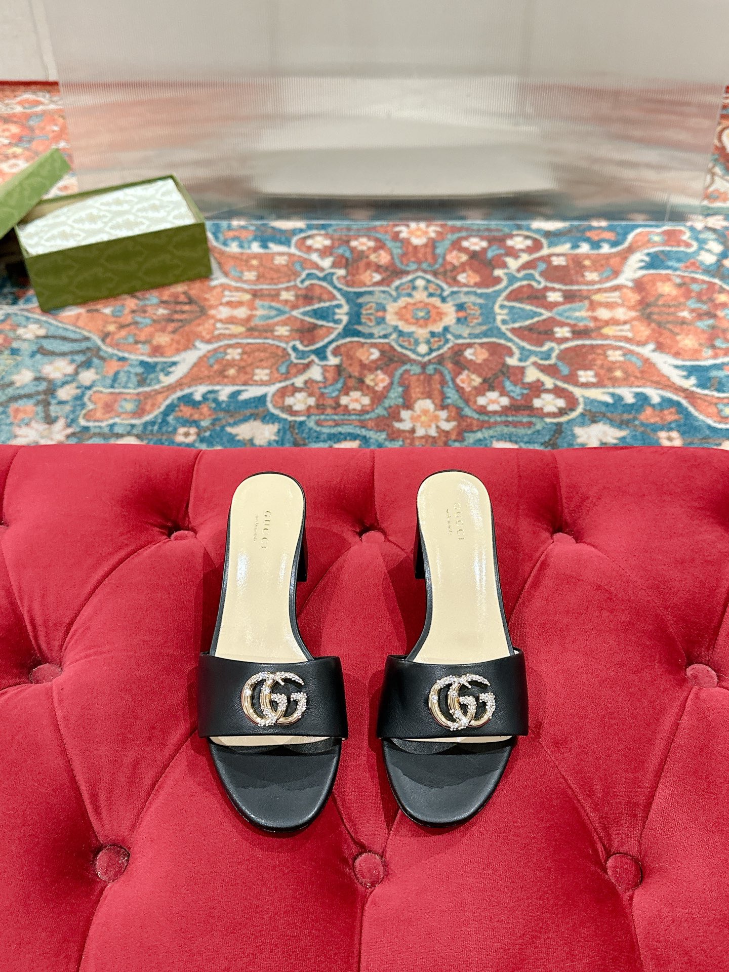 NO:437305,Gucci's new open-toed sandals for spring and summer are made of leather, and they are cleverly used to design elements such as square round toe and thick heel to interpret the fashionable retro style. The details of the collection of double G diamond buckles are reminiscent of the brand's fashion atmosphere. Each detail is carefully crafted. Fabric: original custom imported sheepskin inner/foot pad: high-end custom sheepskin heel height: 5cm outsole: Italian genuine leather sole Size: 35-39 (40.41 customization, non-return and exchange), slippers, gucci, slippers, sheepskin19860909Gucci 25春夏季新款露趾凉拖鞋采用皮革制作,巧妙运用方形圆头和粗跟等设计元素演绎时尚复古风范.典藏的双G镶钻扣细节令人联想起品牌的时尚气息浓郁每个细节皆经过精心细致打造 面料:原版定制进口羊皮 内里／垫脚:高端定制羊皮里 跟高:5cm 大底:意大利真皮底 码数:35-39（ 40.41定制 不退换）,拖鞋,gucci,slippers,sheepskin,Women's Shoes