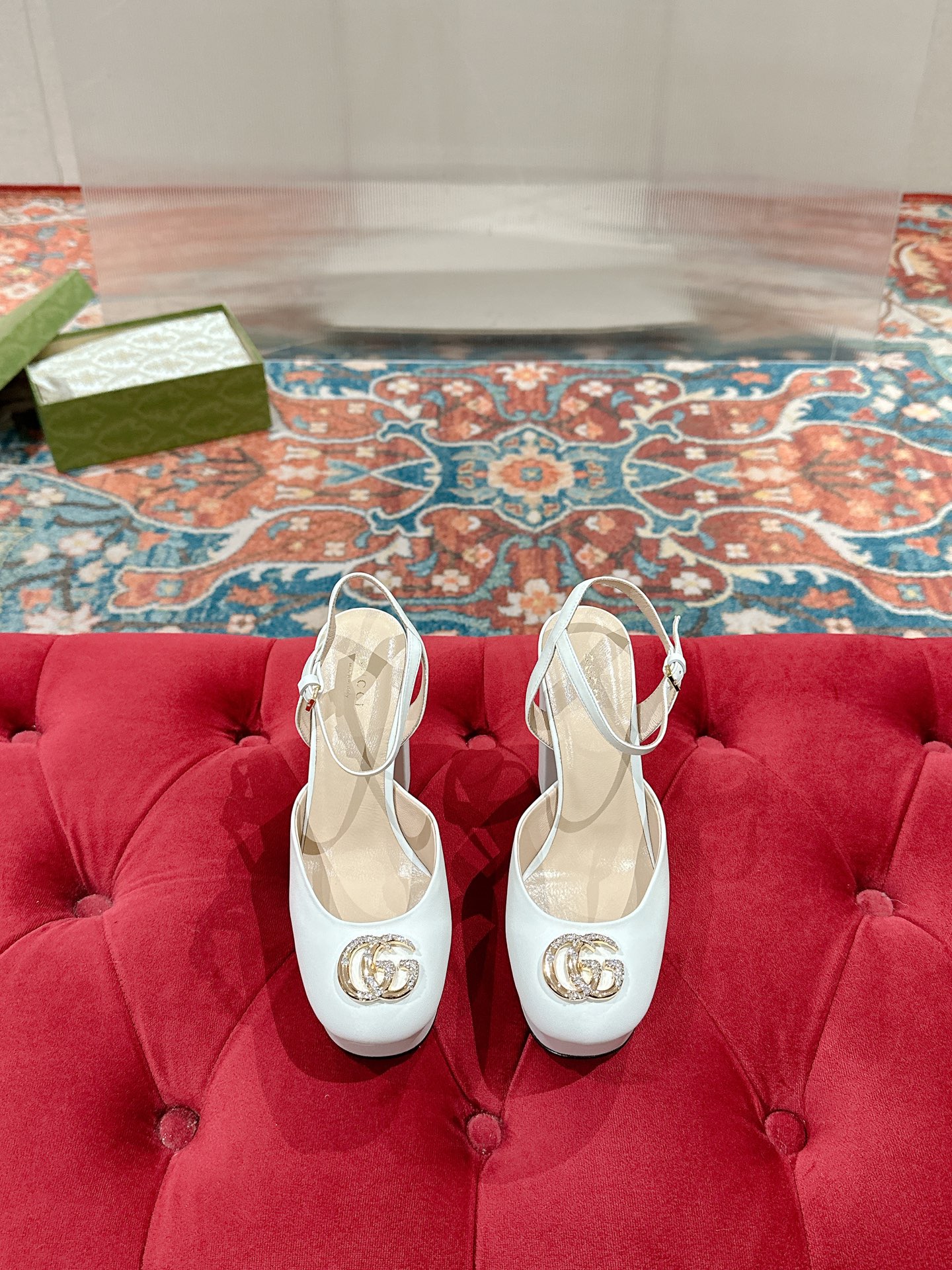 NO:437299,Gucci 25 water table style spring and summer new double G diamond buckle hat Tiangao waterproof platform high heels crystal diamond double G buckle perfect last shape, more comfortable, very sexy and elegant on the feet, versatile artifact Fabric: original custom imported sheepskin and metal leather Inner: imported sheepskin Outsole: Italian imported genuine leather sole Water table: 4cm Heel height: 12cm Size: 35-39 (40.41 custom made, no return and exchange), high heels sandals, gucci, sandals, high heels, sheepskin19860909Gucci 25水台款春夏新品双G钻扣恨天高防水台高跟鞋水晶钻双G扣 楦型完美,舒适度更加舒服,上脚非常性感有气质,百搭神器 面料:原版定制进口羊皮和金属皮 内里:进口羊皮 大底:意大利进口真皮底 水台:4cm 跟高:12cm Size:35-39（40.41定制 不退换）,高跟鞋凉鞋,gucci,sandals,high heels,sheepskin,Women's Shoes