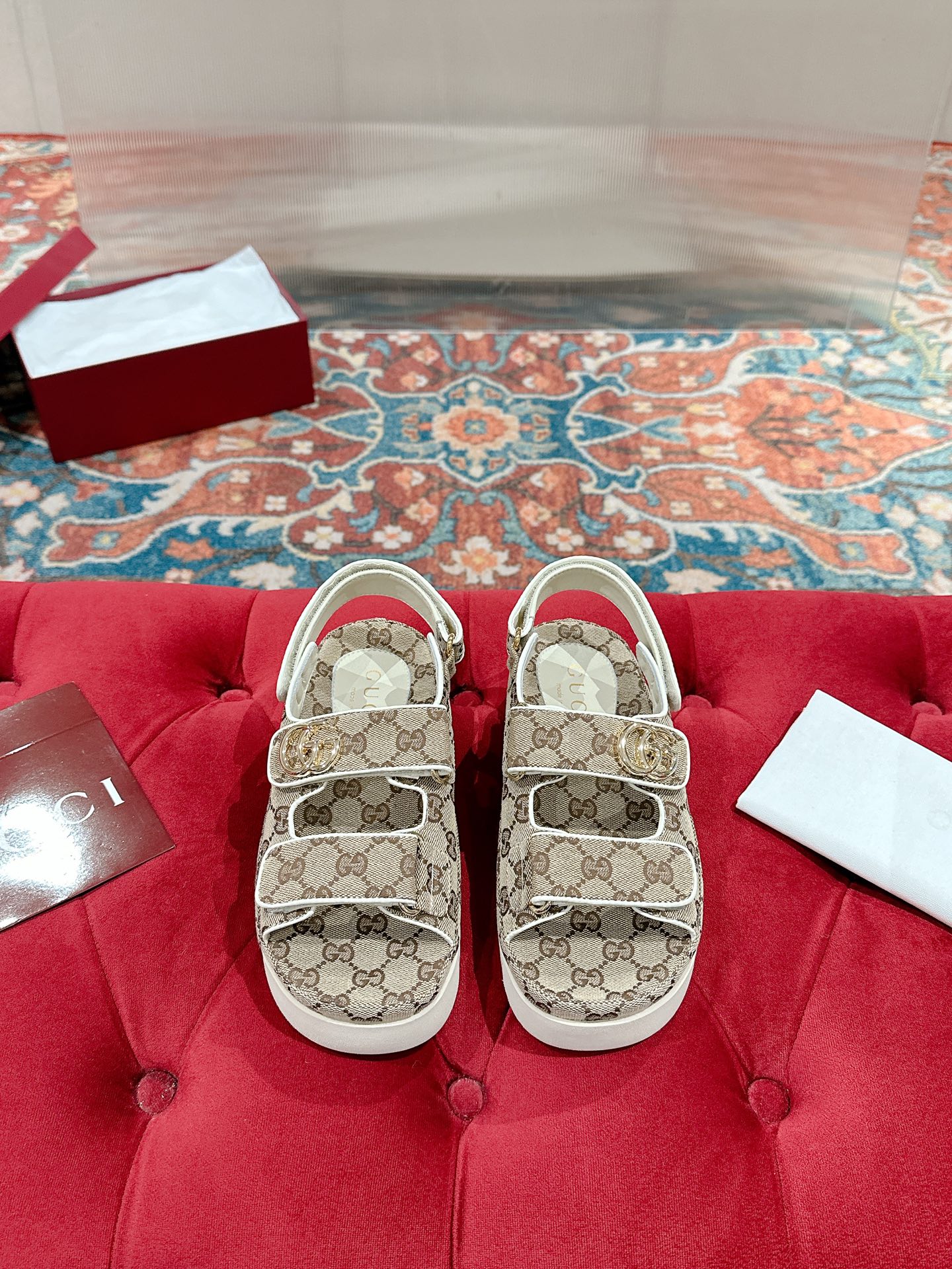 NO:925851,The Gucci 2025 early spring series GG classic presbyopia beach sandals are made of classic GG presbyopia canvas fabric and double G metal buckle as the brand's iconic symbol, creating a stunning new interpretation of the work!  Fabric: Original customized imported double G presbyopia/imported sheepskin Lining: Imported cowhide Heel: 2.0CM thick sole Outsole: Mold imported rubber sole Code number: 35-39 (40.41 custom-made, non-returnable), sandals, gucci, sandals, cowhide, sheepskin19860909Gucci 2025早春系列GG经典老花布沙滩凉鞋由饰经典GG老花帆布织物面料配双G金属扣作为品牌的标志性象征制作而成打造令人惊艳的作品焕新演绎！ 面料:原版定制进口双G老花/进口羊皮 内里:进口牛皮 鞋跟:2.0CM厚底 大底:模具进口橡胶底 码数:35-39（40.41定做不退换）,凉鞋,gucci,sandals,cowhide,sheepskin,Women's Shoes
