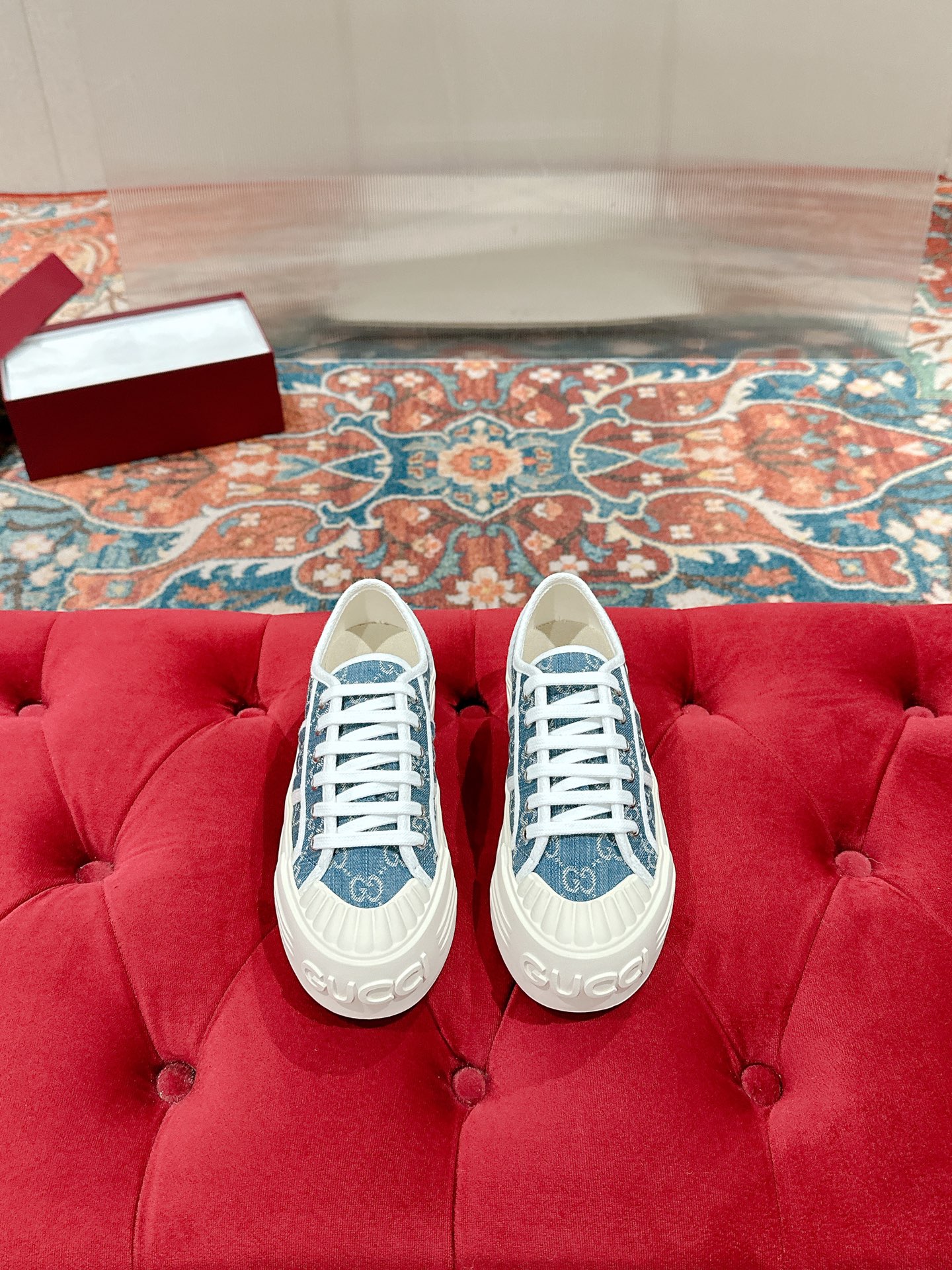 NO:758722,Women's Gucci 2025' sneakers are crafted from the iconic GG canvas, subtly blending archival design with modern aesthetics. The bold and avant-garde silhouette is paired with a 'Gucci' printed embossed rubber sole, creating an eye-catching piece that is full of personality and comfortable to wear. Fabric: Customized canvas Lining: breathable fabric lining, middle layer PU leather/wrinkle-free fabric inside and outside Outsole: original 'Gucci' rubber sole  Size: women’s size 35-40 (women’s size 40 is not returnable or exchangeable), casual shoes/sports shoes, gucci, sneakers19860909女 Gucci 2025'这款运动鞋以标志性GG帆布匠心打造,将典藏设计与现代美学巧妙糅于一体.大胆前卫的廓形配以'Gucci'印花压纹橡胶底,缔就个性十足且穿着舒适的亮眼单品. 面料:定制帆布面 内里:透气布内里,中间层贴PU皮/里外布面都不会皱 大底:原版饰'Gucci'橡胶鞋底 码数:女码35-40（女40 定制不退换）,休闲鞋/运动鞋,gucci,sneakers,Women's Shoes