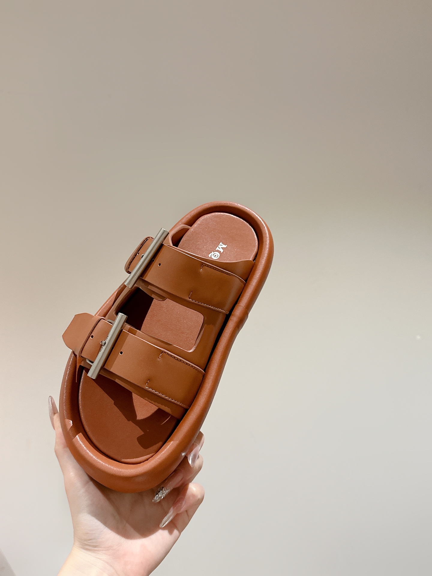 McQueen’s Arc-Handed Bullskin Shoes: Female P650 Male 10 - 图片 5