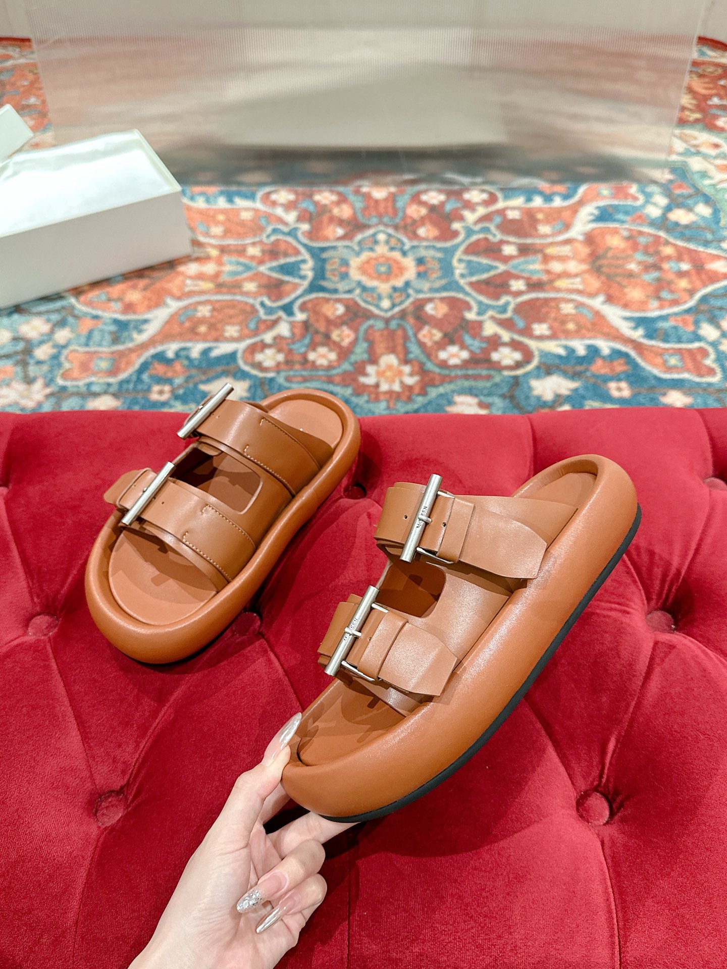 McQueen’s Arc-Handed Bullskin Shoes: Female P650 Male 10 - 图片 7