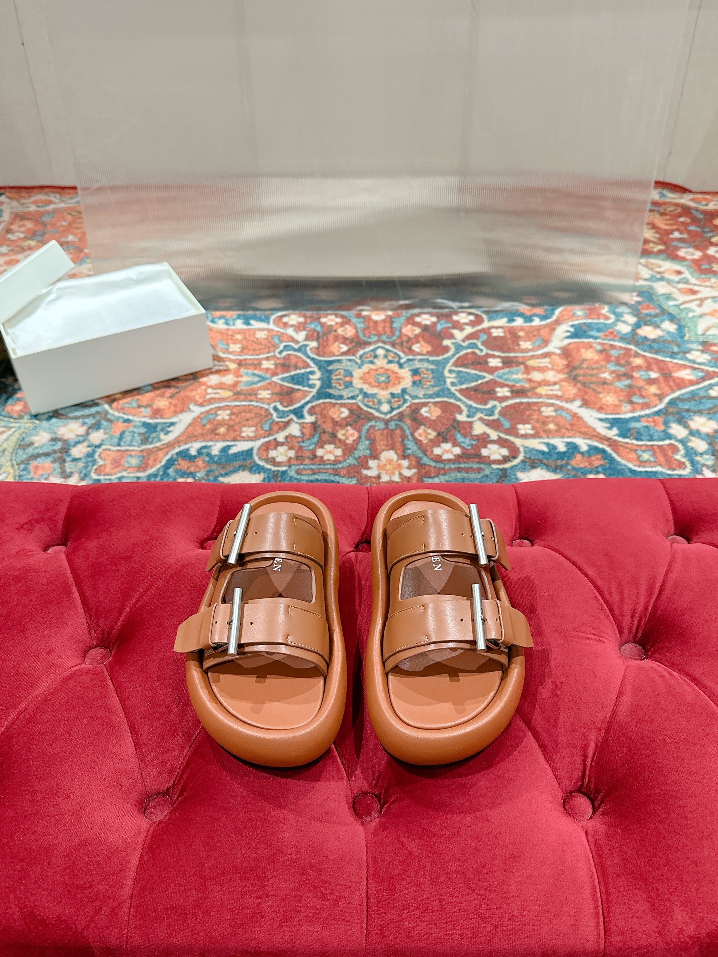 McQueen’s Arc-Handed Bullskin Shoes: Female P650 Male 10 - 图片 2