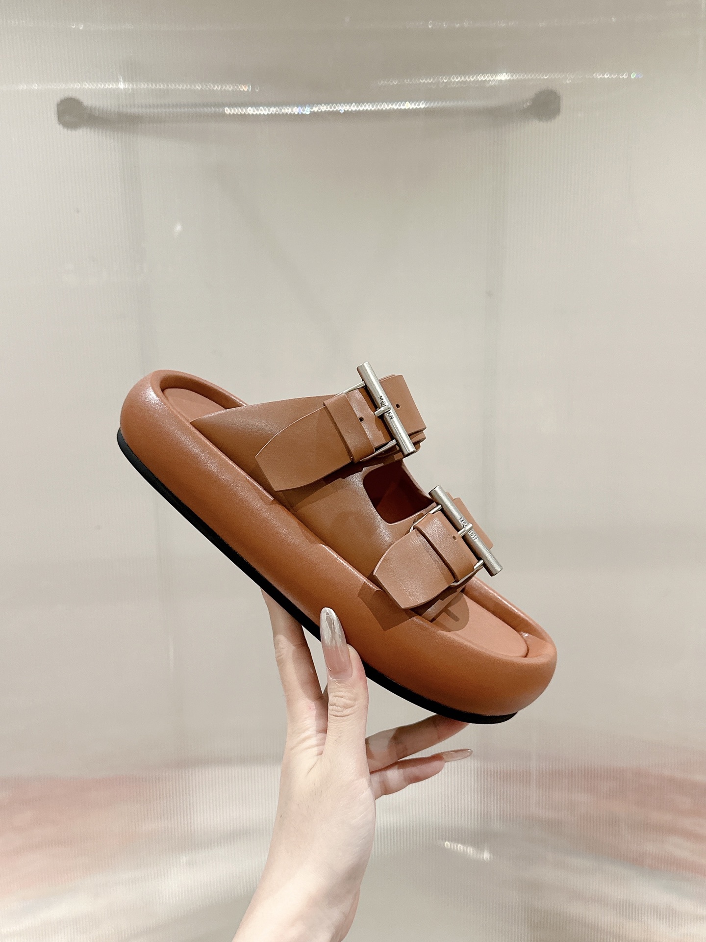 McQueen’s Arc-Handed Bullskin Shoes: Female P650 Male 10 - 图片 3