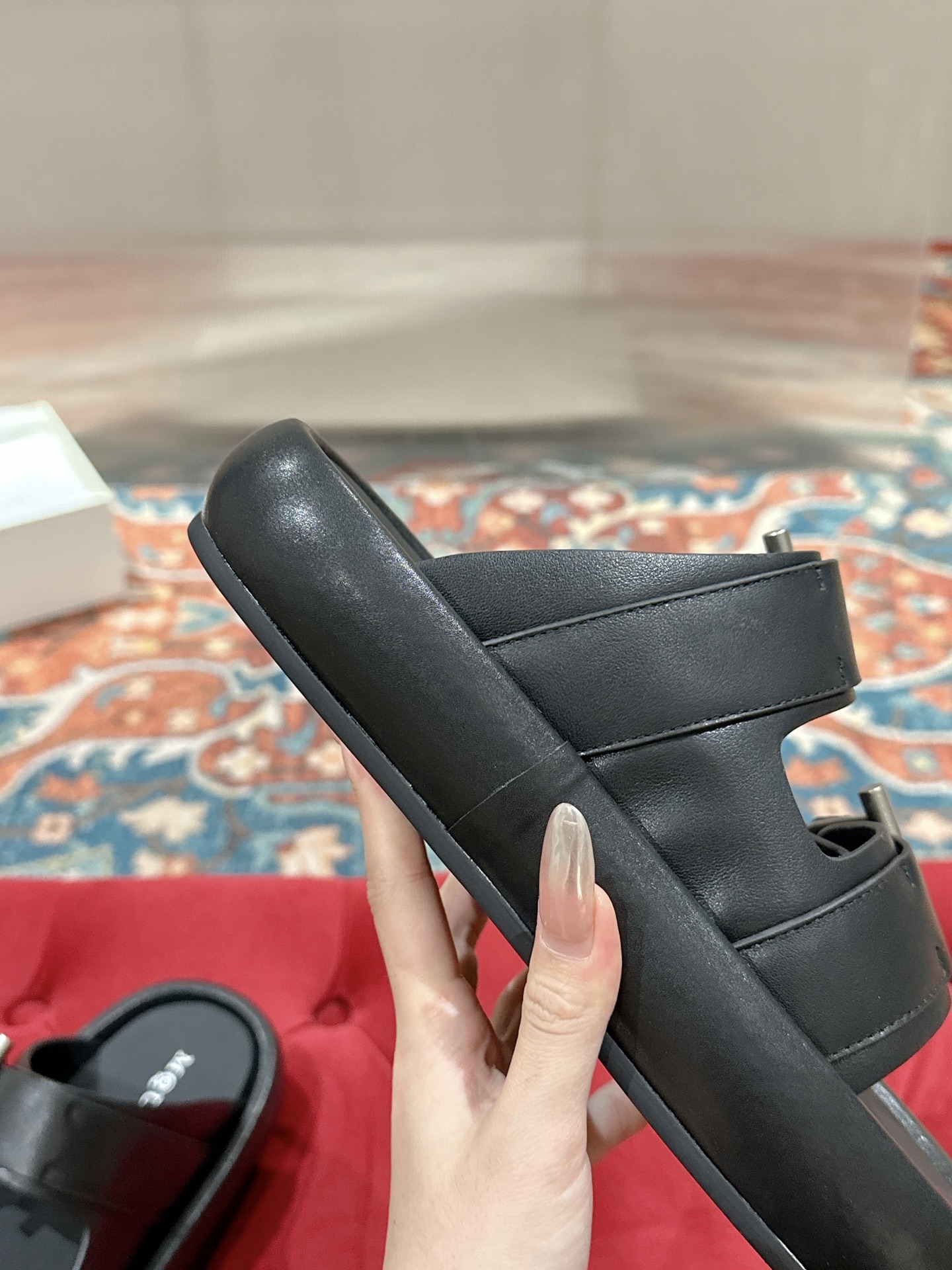 McQueen’s Arc-Handed Bullskin Shoes: Quality Certified, Comfortable Design for All. - 图片 9