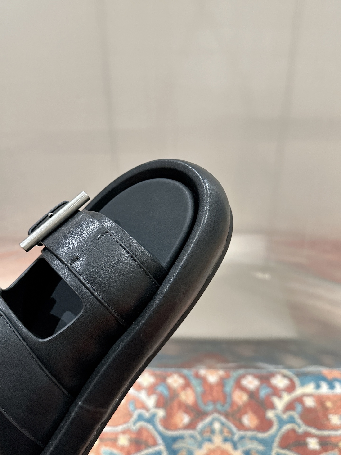 McQueen’s Arc-Handed Bullskin Shoes: Quality Certified, Comfortable Design for All. - 图片 6