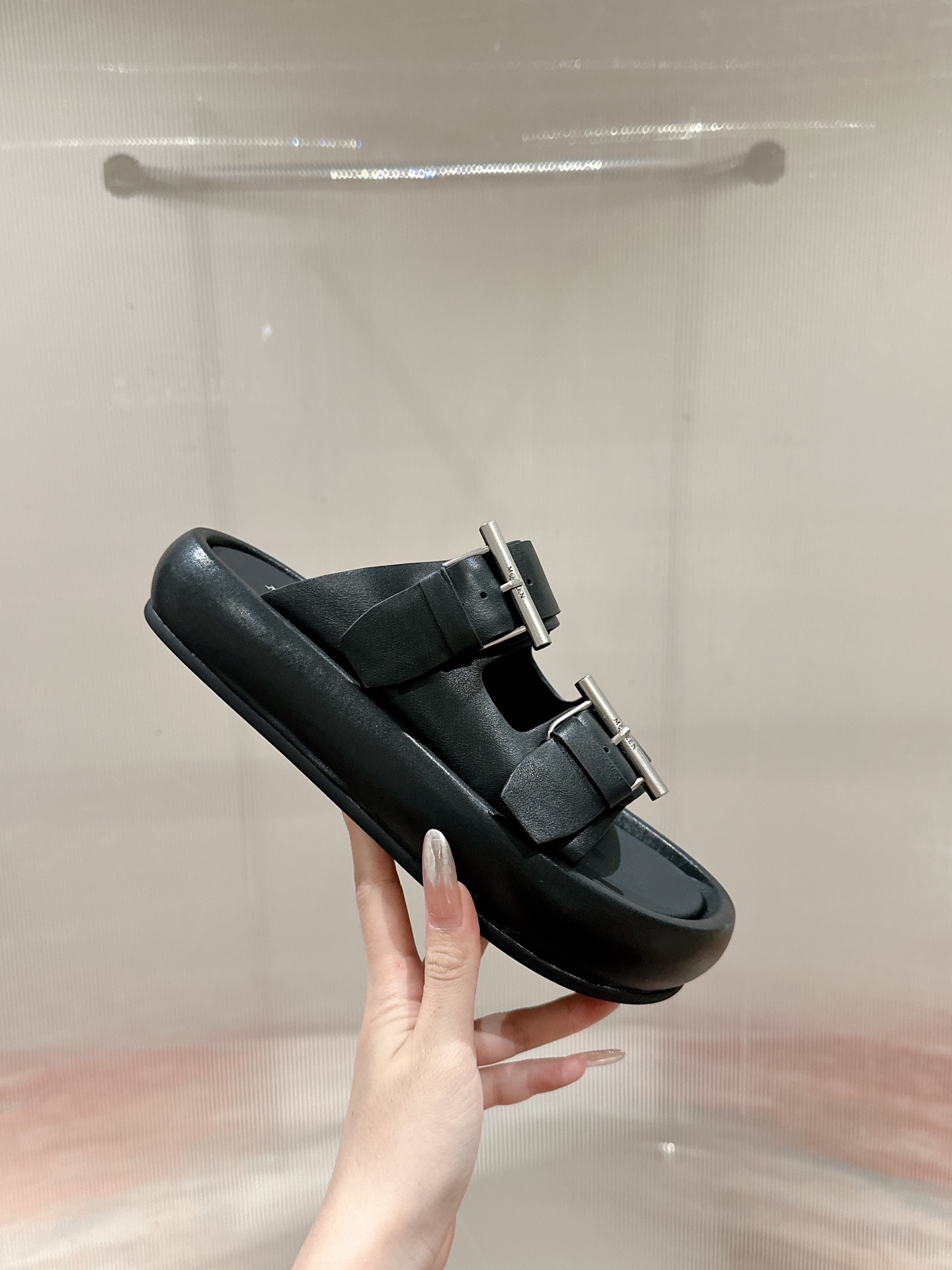 McQueen’s Arc-Handed Bullskin Shoes: Quality Certified, Comfortable Design for All. - 图片 4