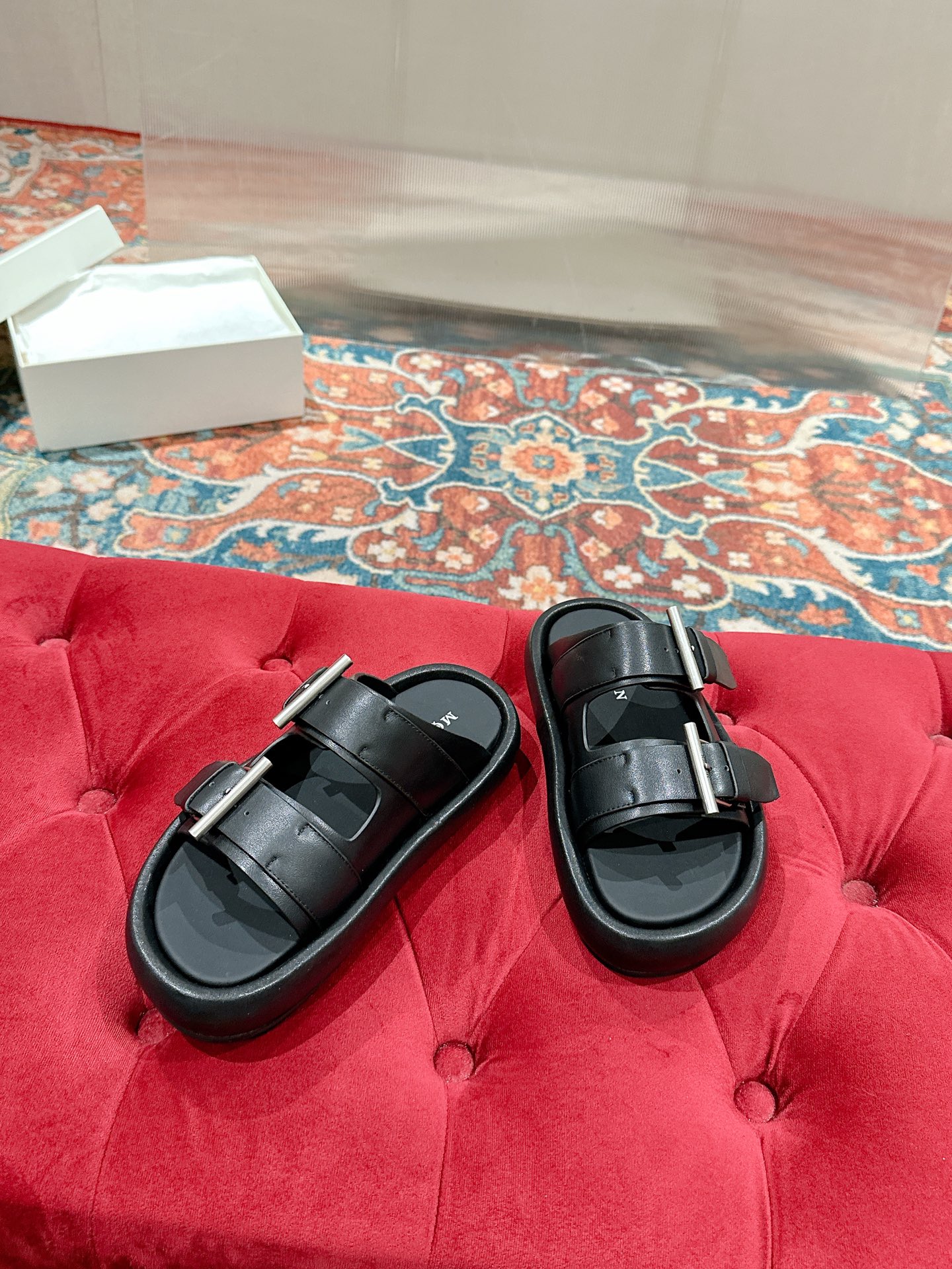 McQueen’s Arc-Handed Bullskin Shoes: Quality Certified, Comfortable Design for All. - 图片 5