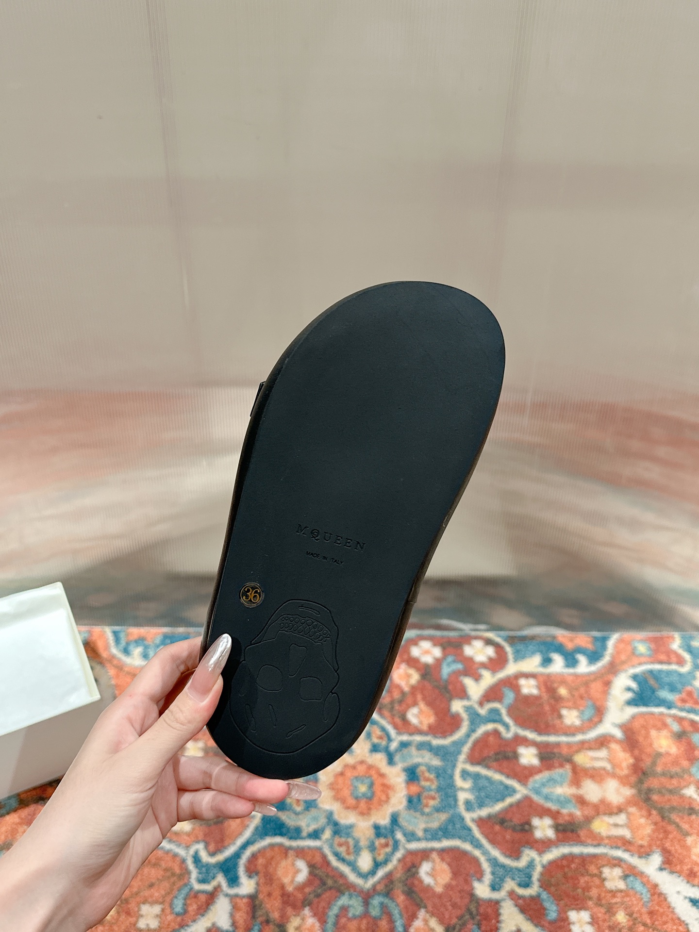 McQueen’s Arc-Handed Bullskin Shoes: Quality Certified, Comfortable Design for All. - 图片 8