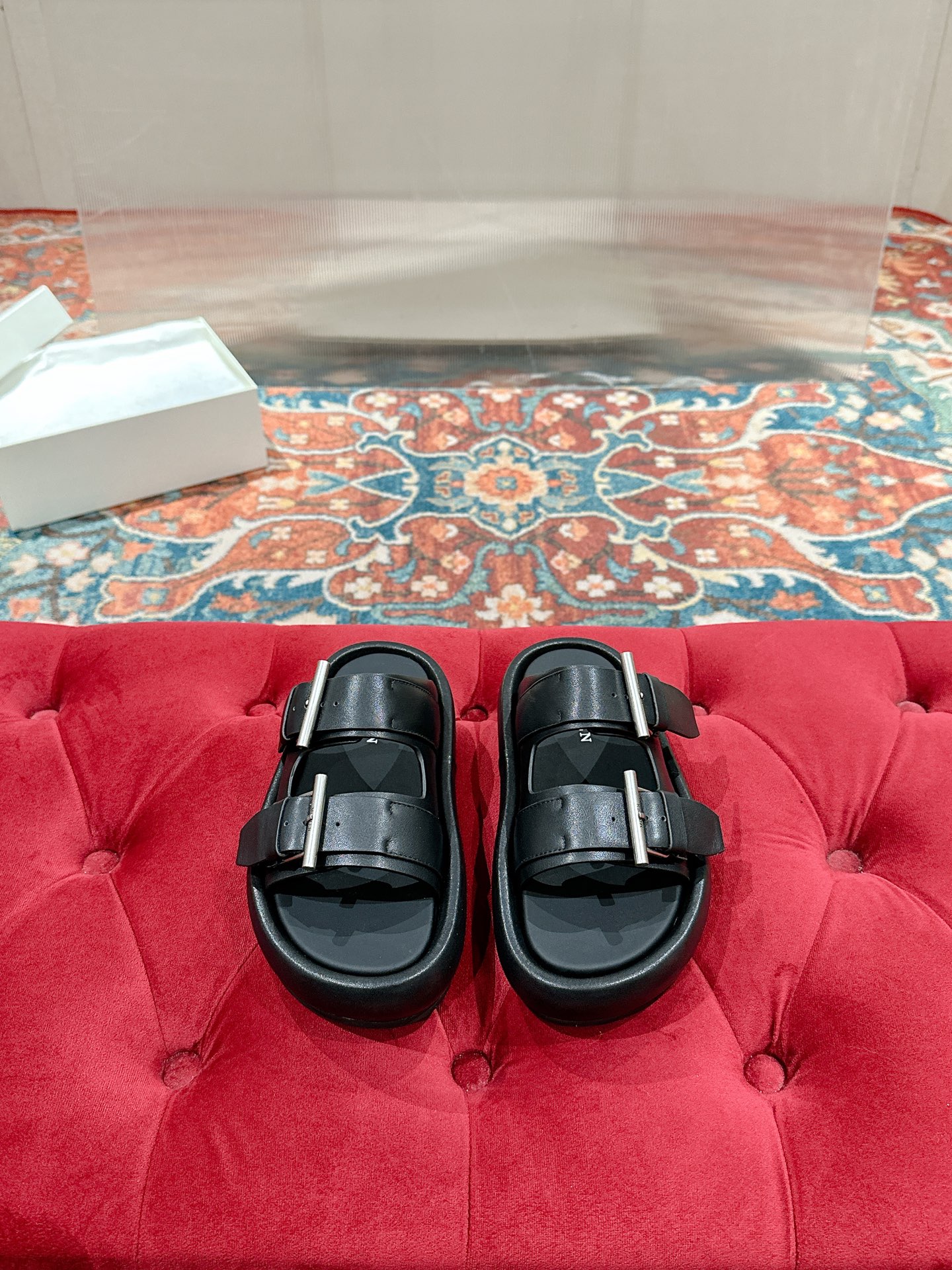 McQueen’s Arc-Handed Bullskin Shoes: Quality Certified, Comfortable Design for All. - 图片 3
