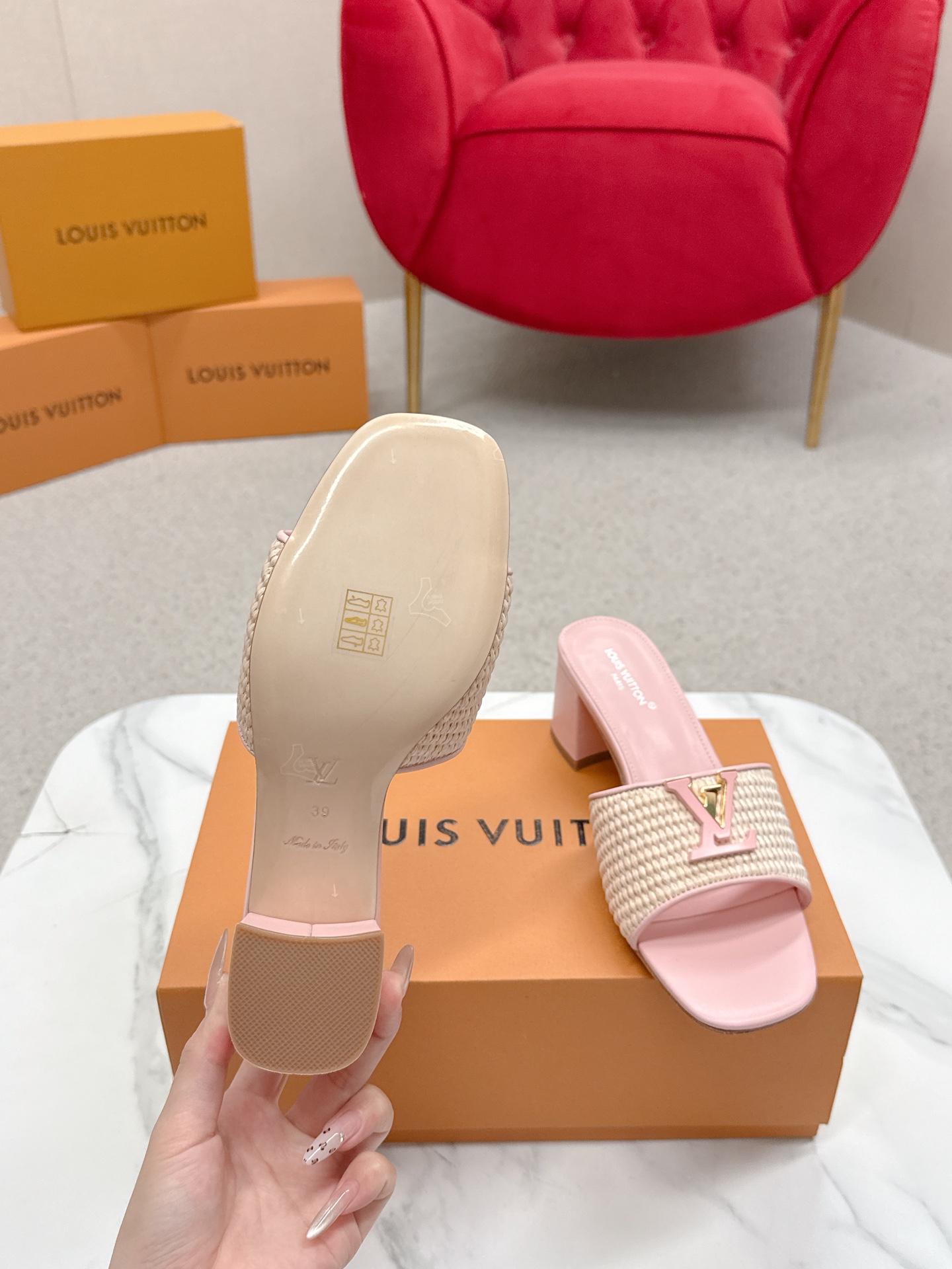 “624 Louis Vuitton Heel Sandals: Top Version Review and Street Style” - 图片 9