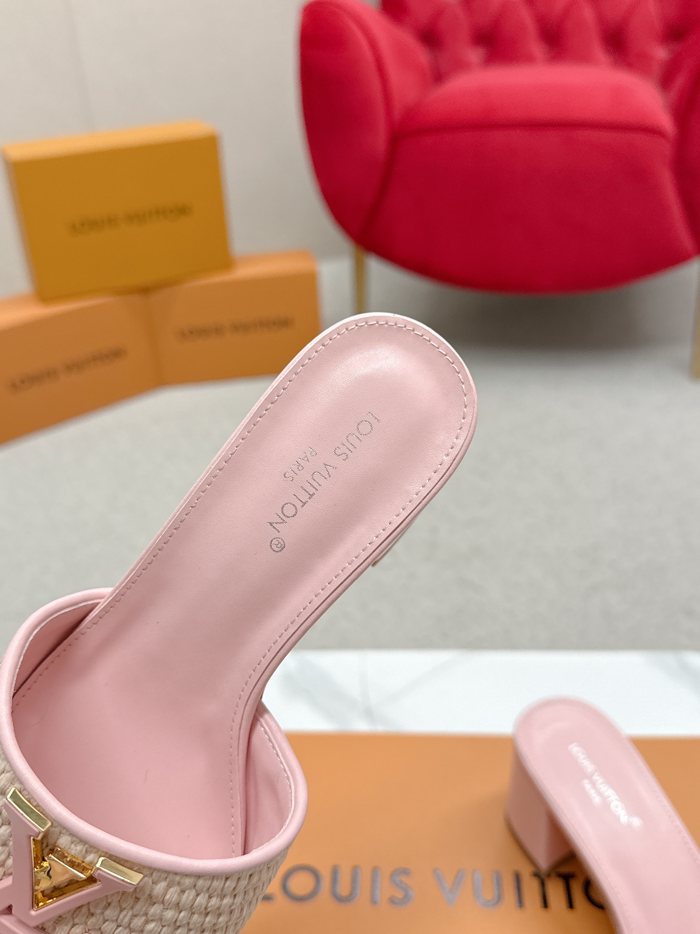 “624 Louis Vuitton Heel Sandals: Top Version Review and Street Style” - 图片 7